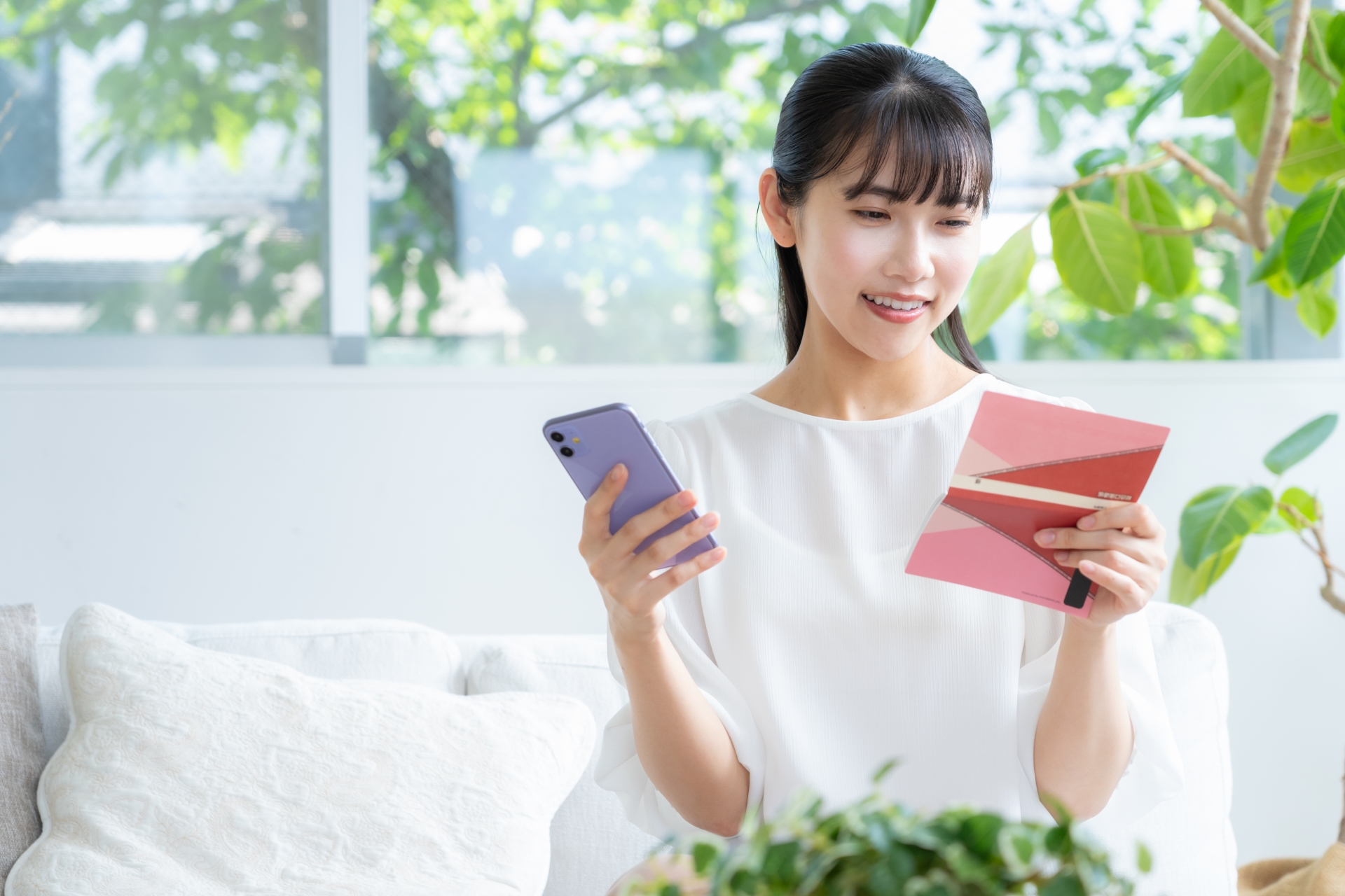 スマホを触る女性