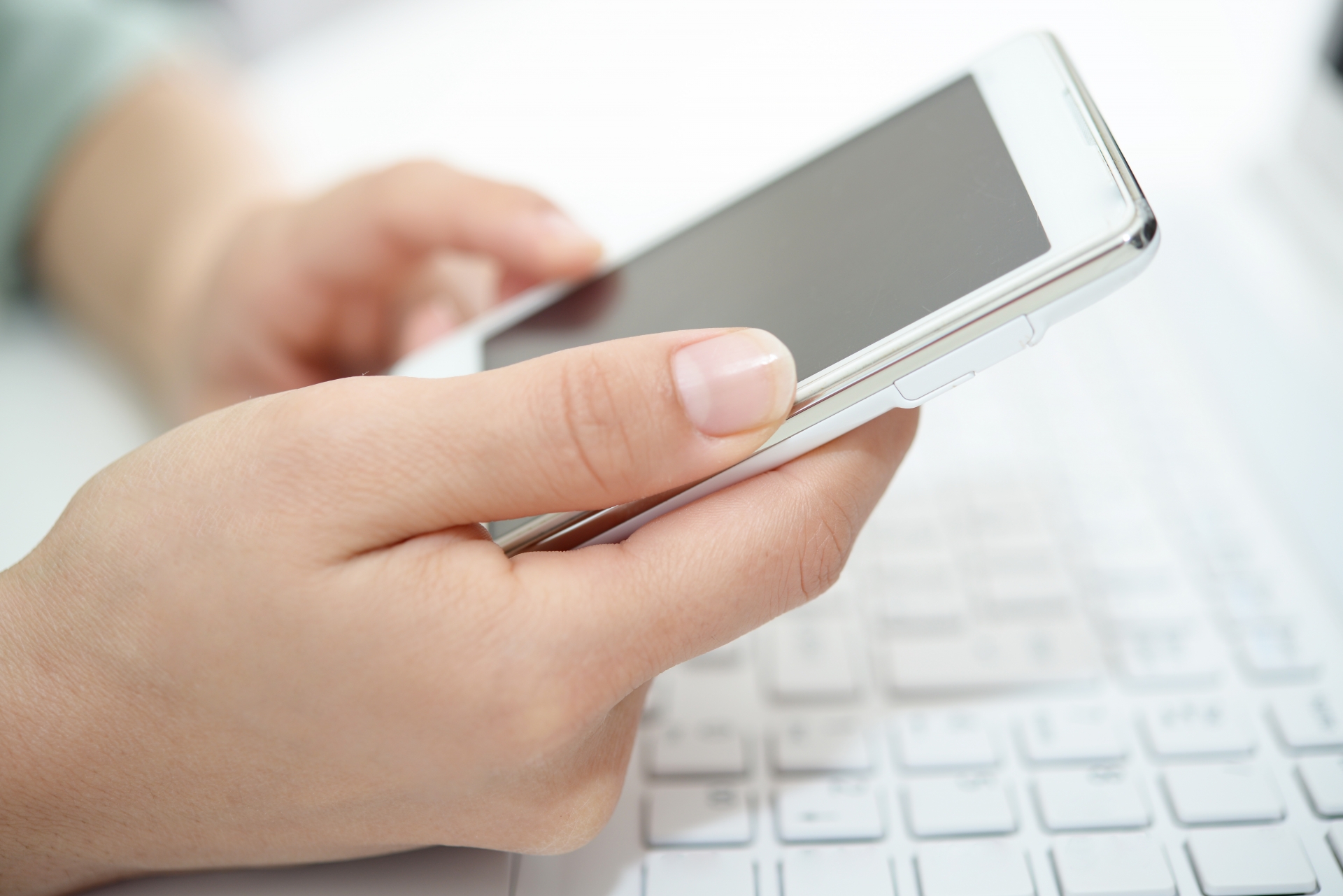 スマホを触る