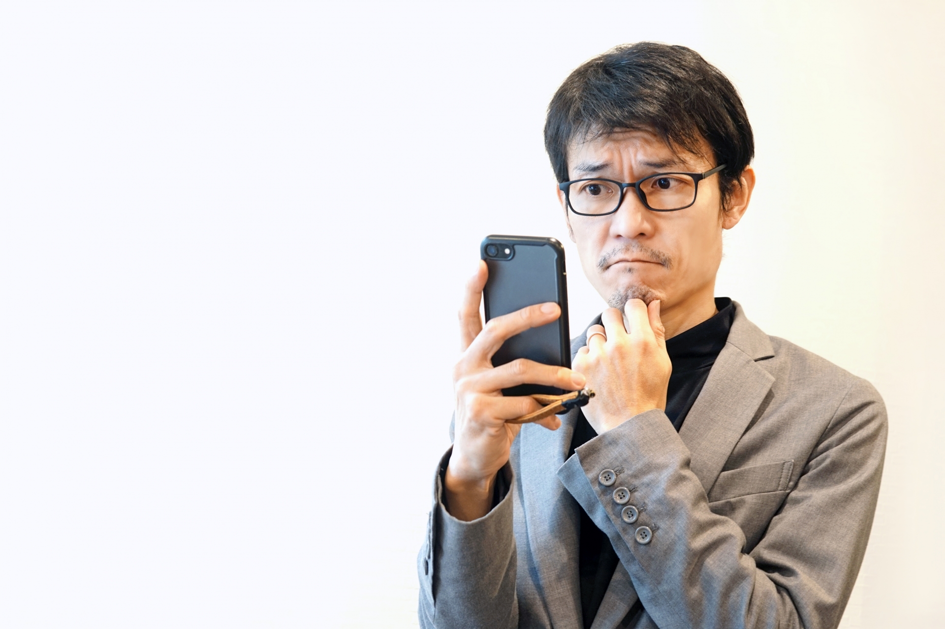 スマホで悩む中年