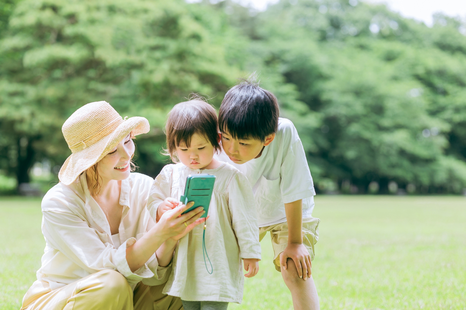 三人でスマホを見る