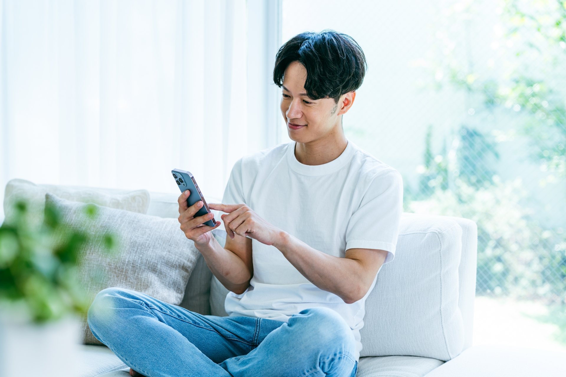 スマホを利用する男性