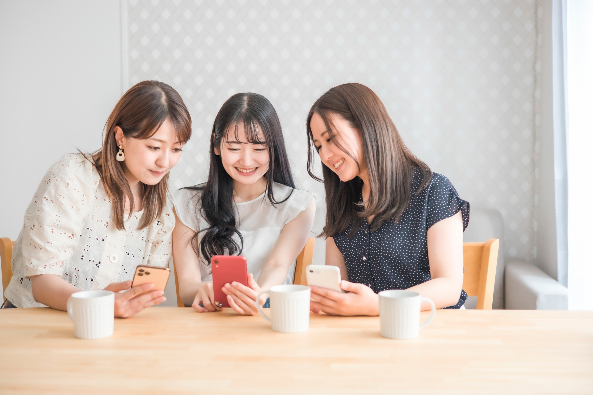 スマホを使う女性たち（相談）