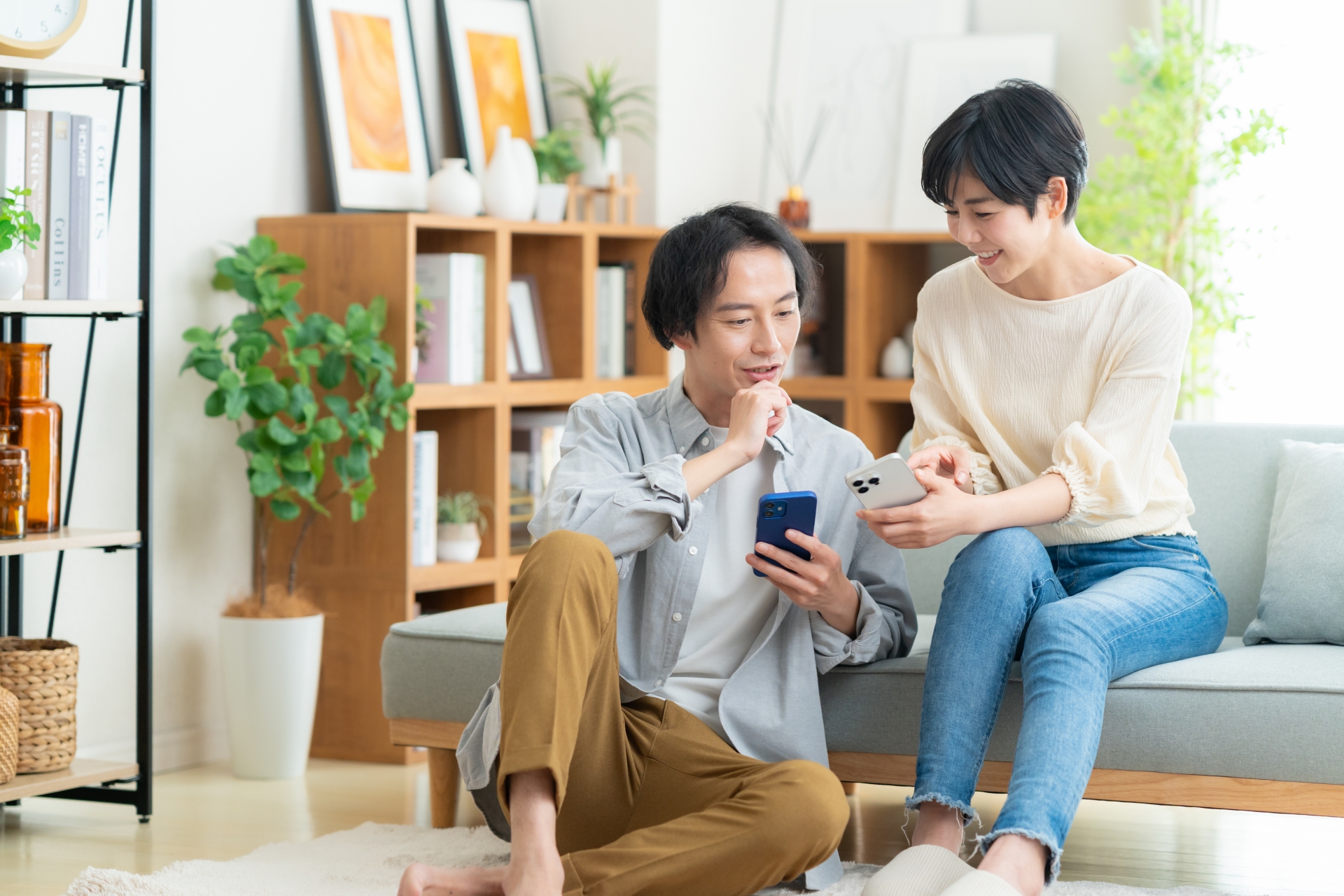 リビングでくつろぐ若い夫婦