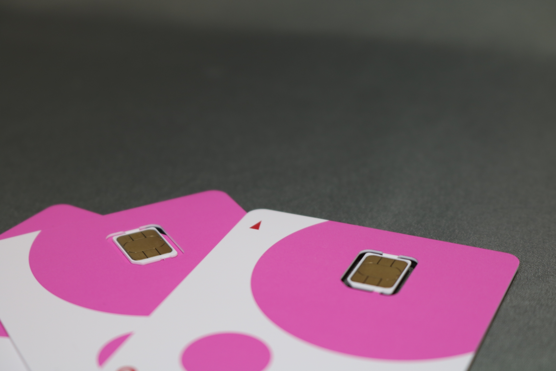 SIMカードの購入はどこでできる？SIMカードの種類や設定の流れ、注意点を解説