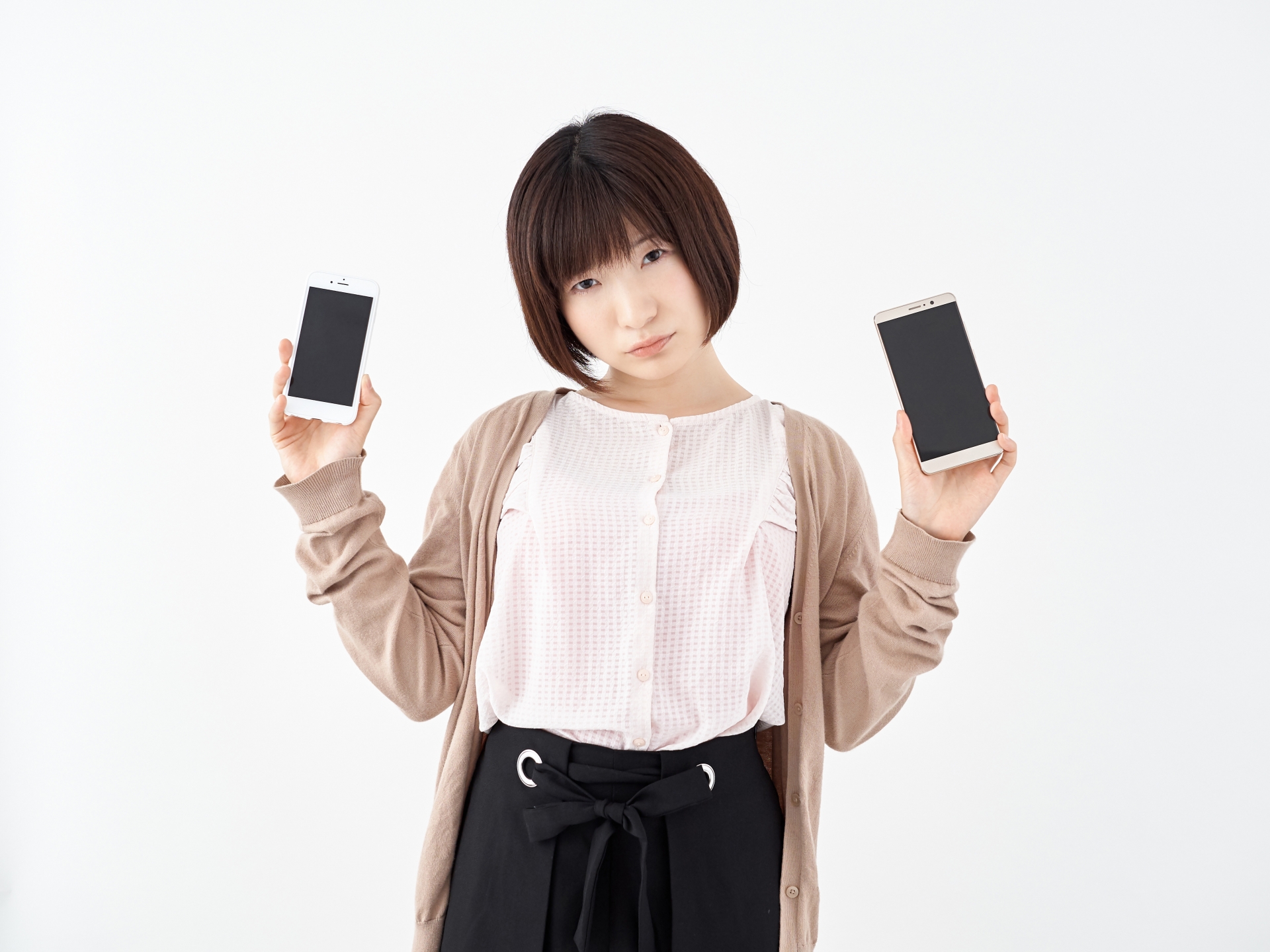 キャリア携帯と格安SIMで悩む女性