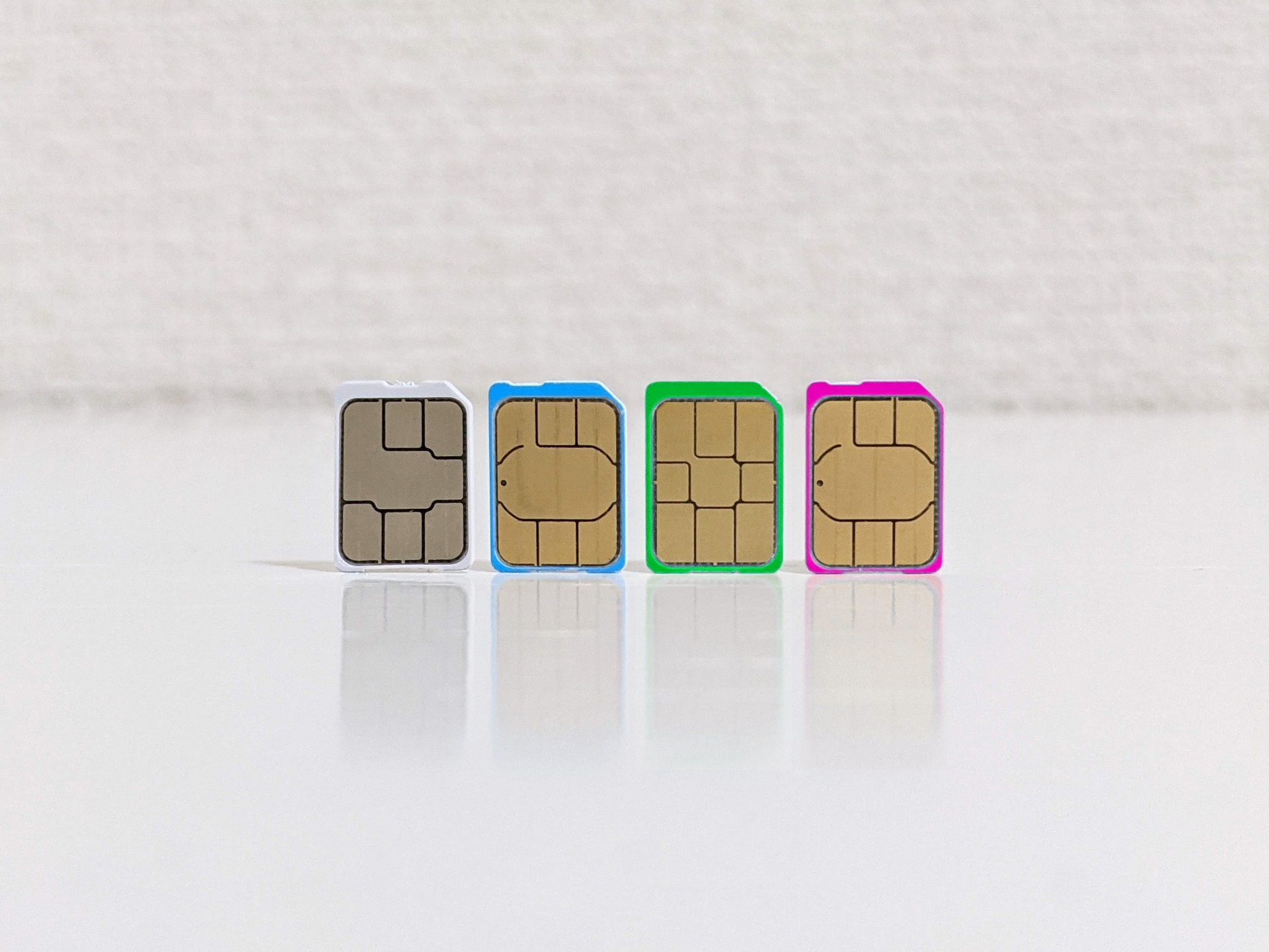 色とりどりのSIMカード
