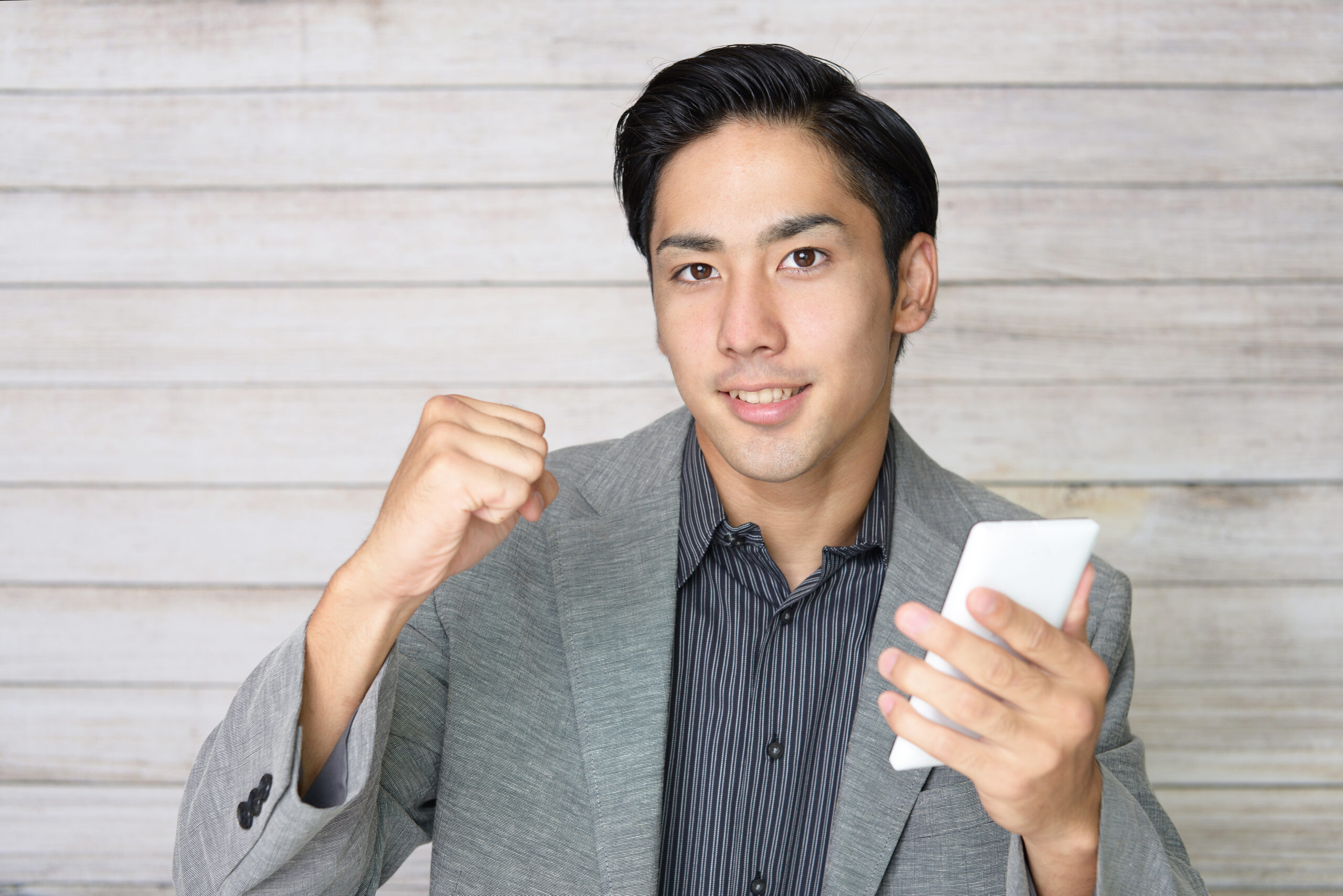 男性　スマートフォン