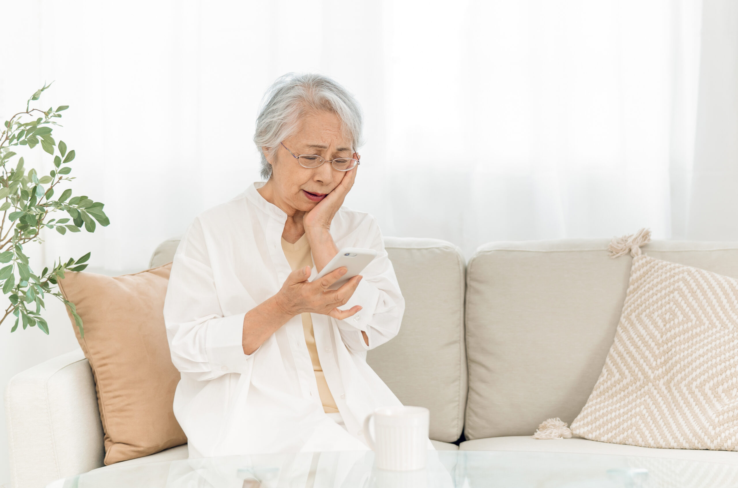 スマホを見る高齢者女性