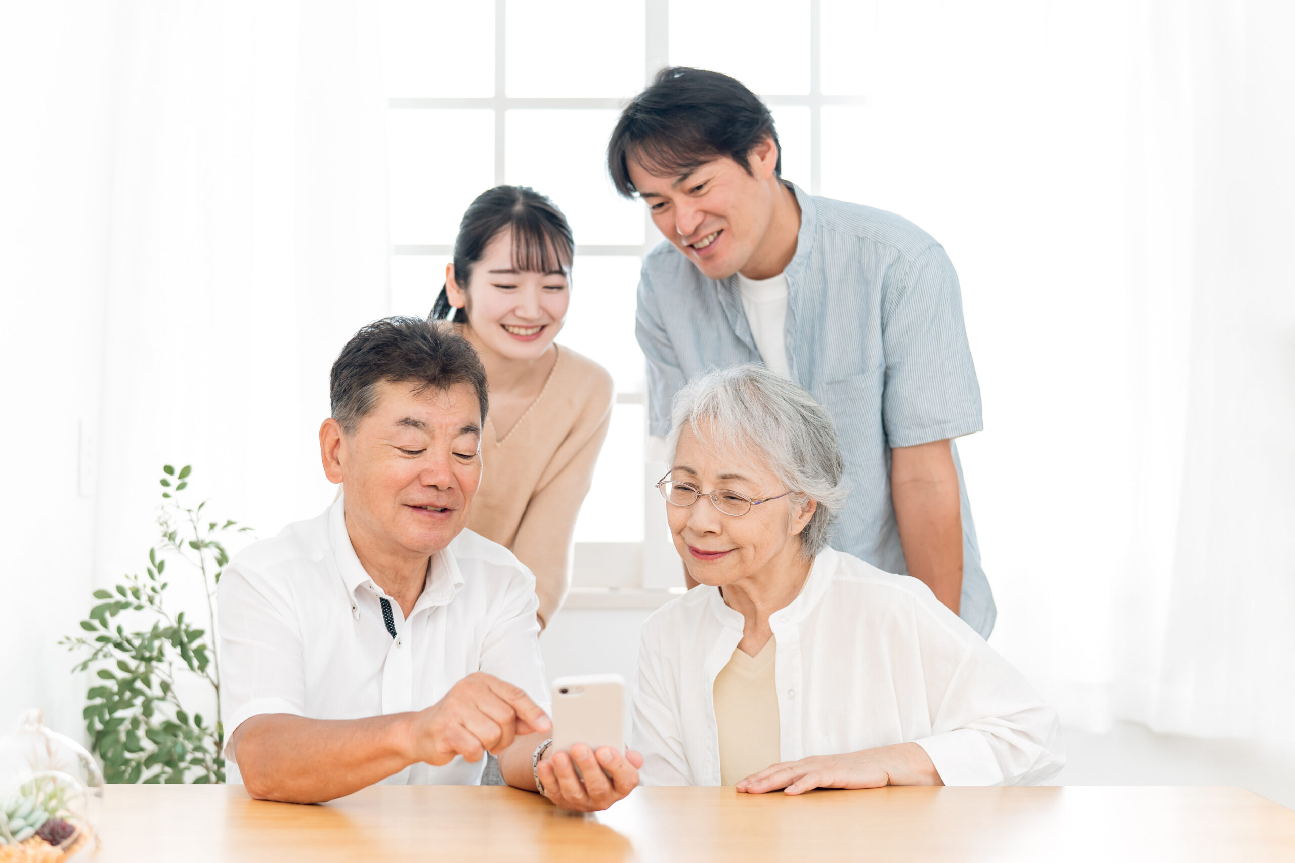 スマホを見る家族