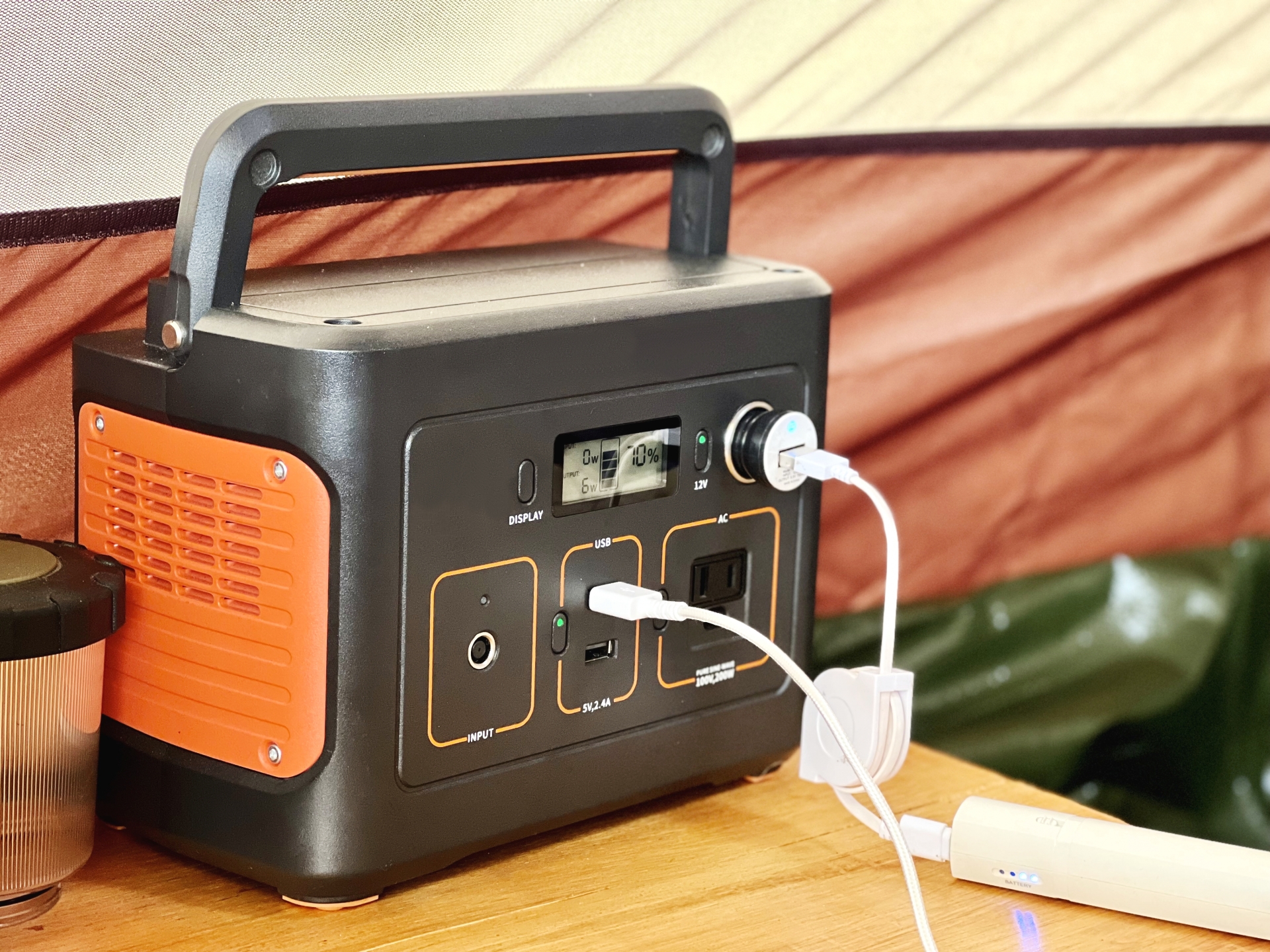 ポータブル電源に挿したコードとバッテリー