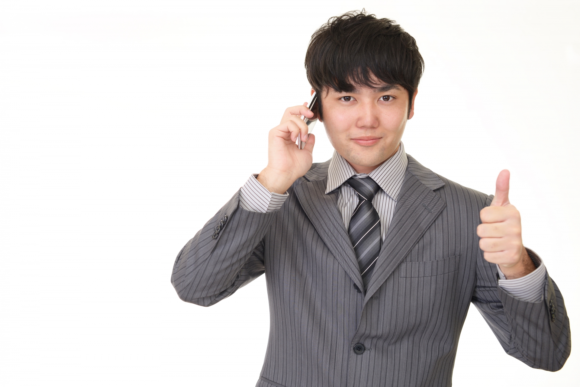 スマートフォンを持つ男性