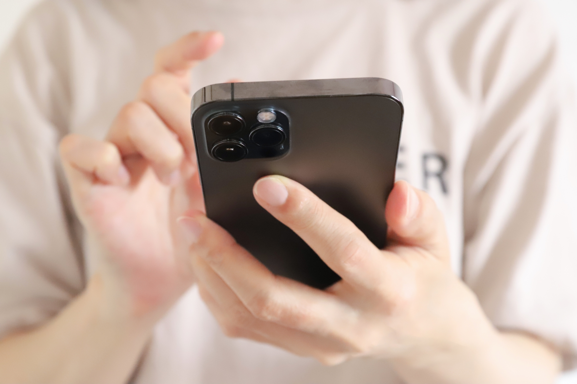 スマホを触る手元