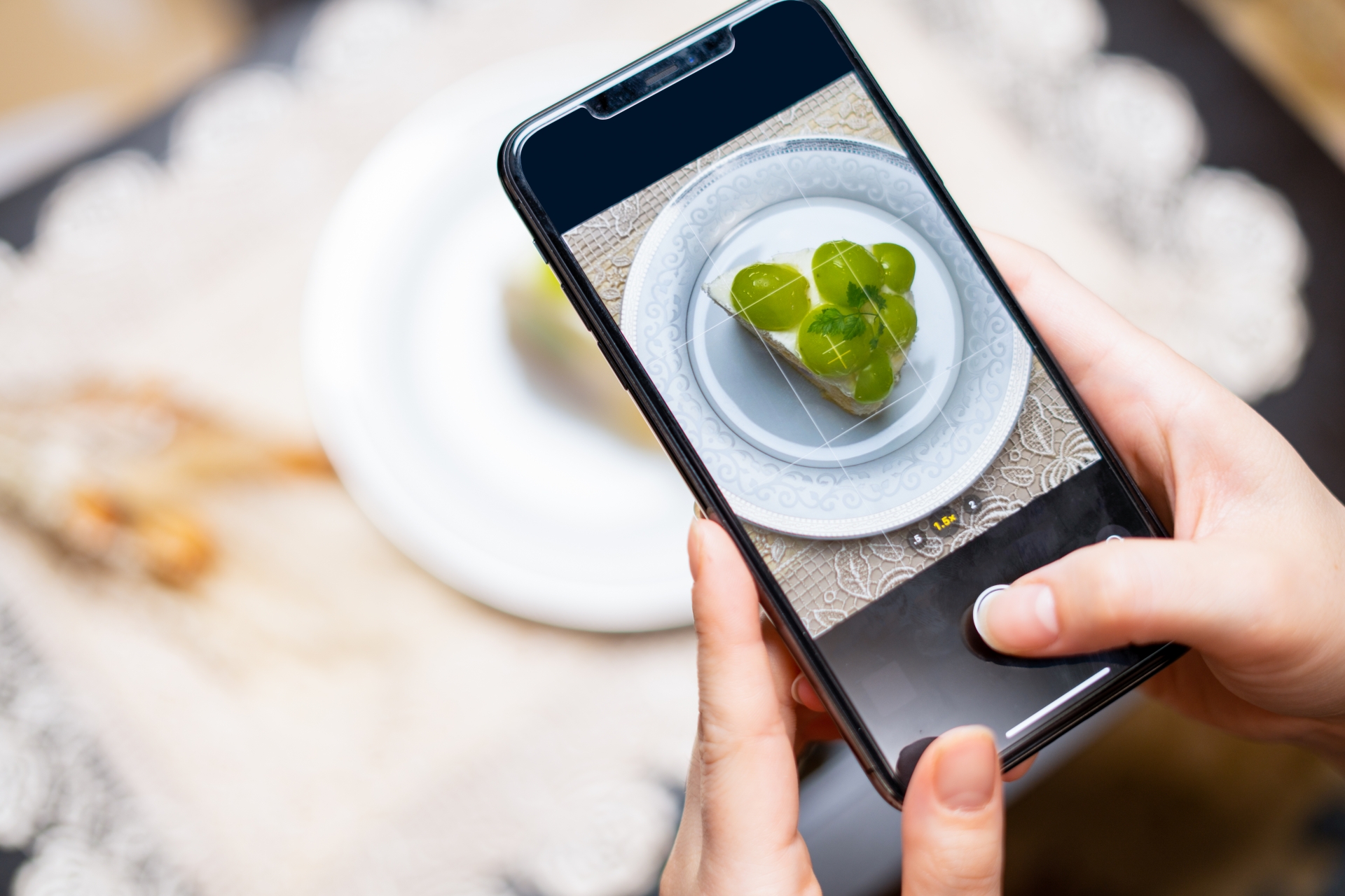 スマートフォンでケーキを撮影するイメージ