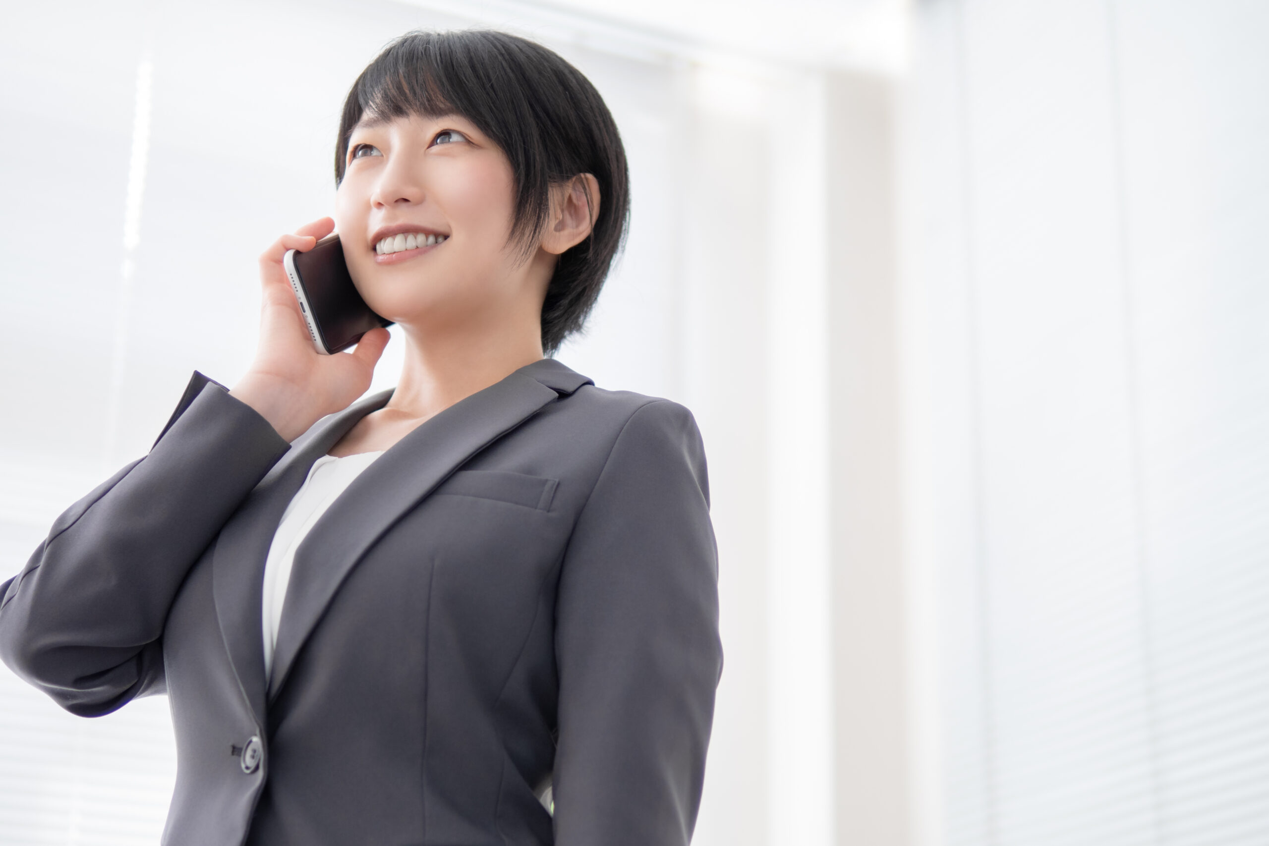電話をするスーツ姿の女性
