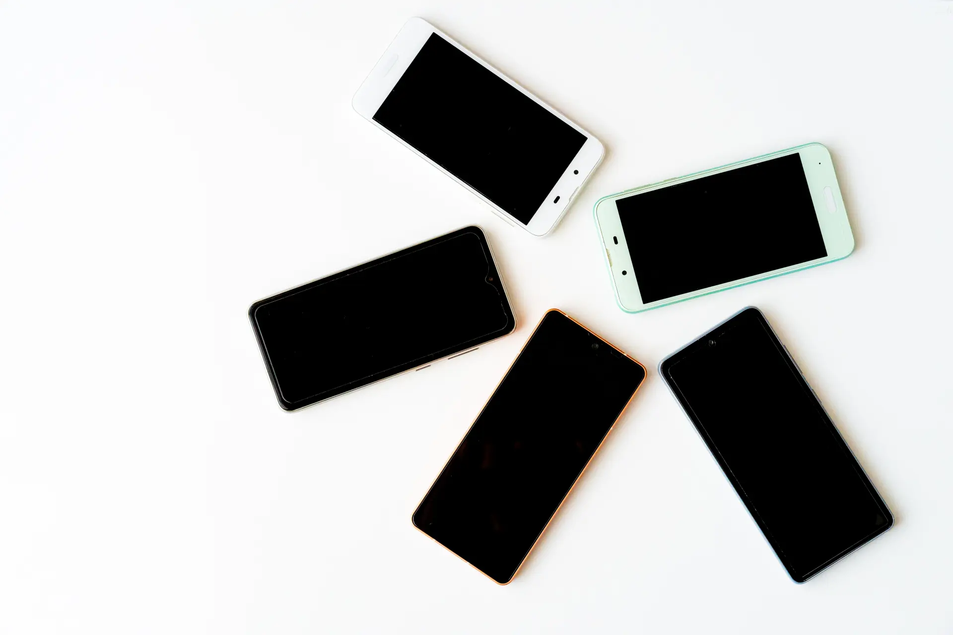 家族3人だとスマートフォン代はどれくらい?高くなる理由や節約方法 家族3人だとスマートフォン代はどれくらい?高くなる理由や節約方法