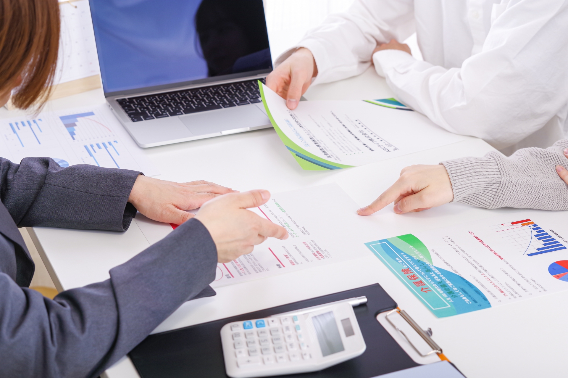 保険の検討をする夫婦