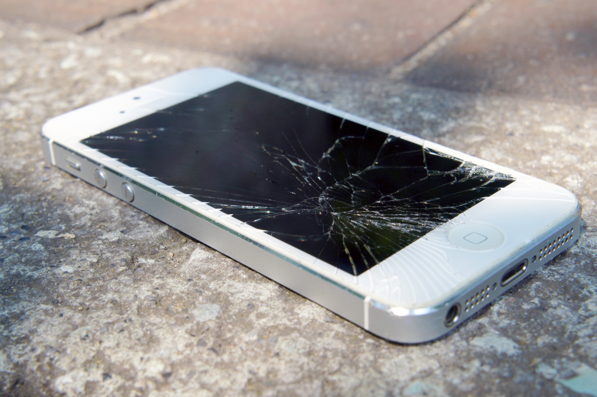 落として液晶画面が割れたスマートフォン