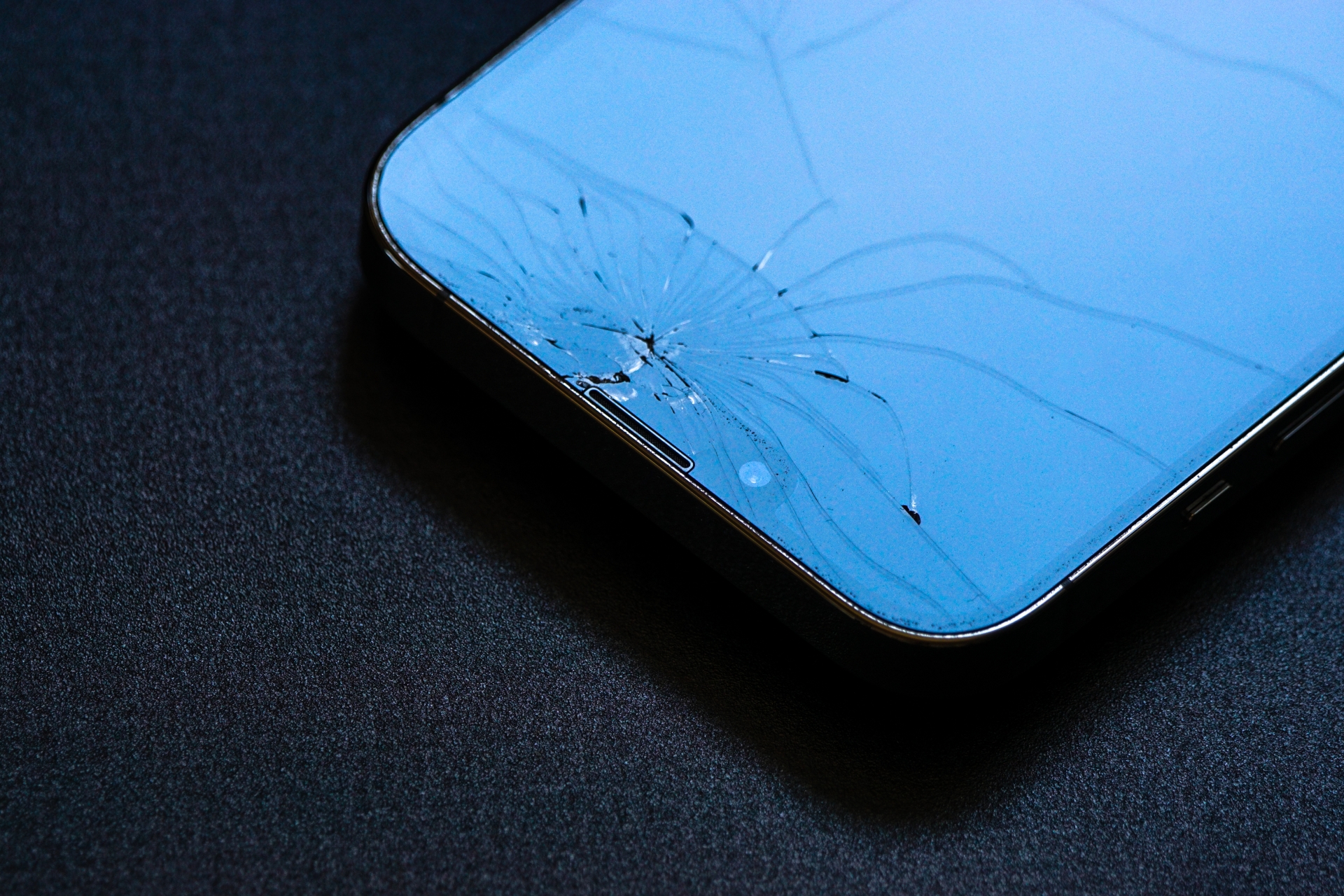 画面が割れたスマホ