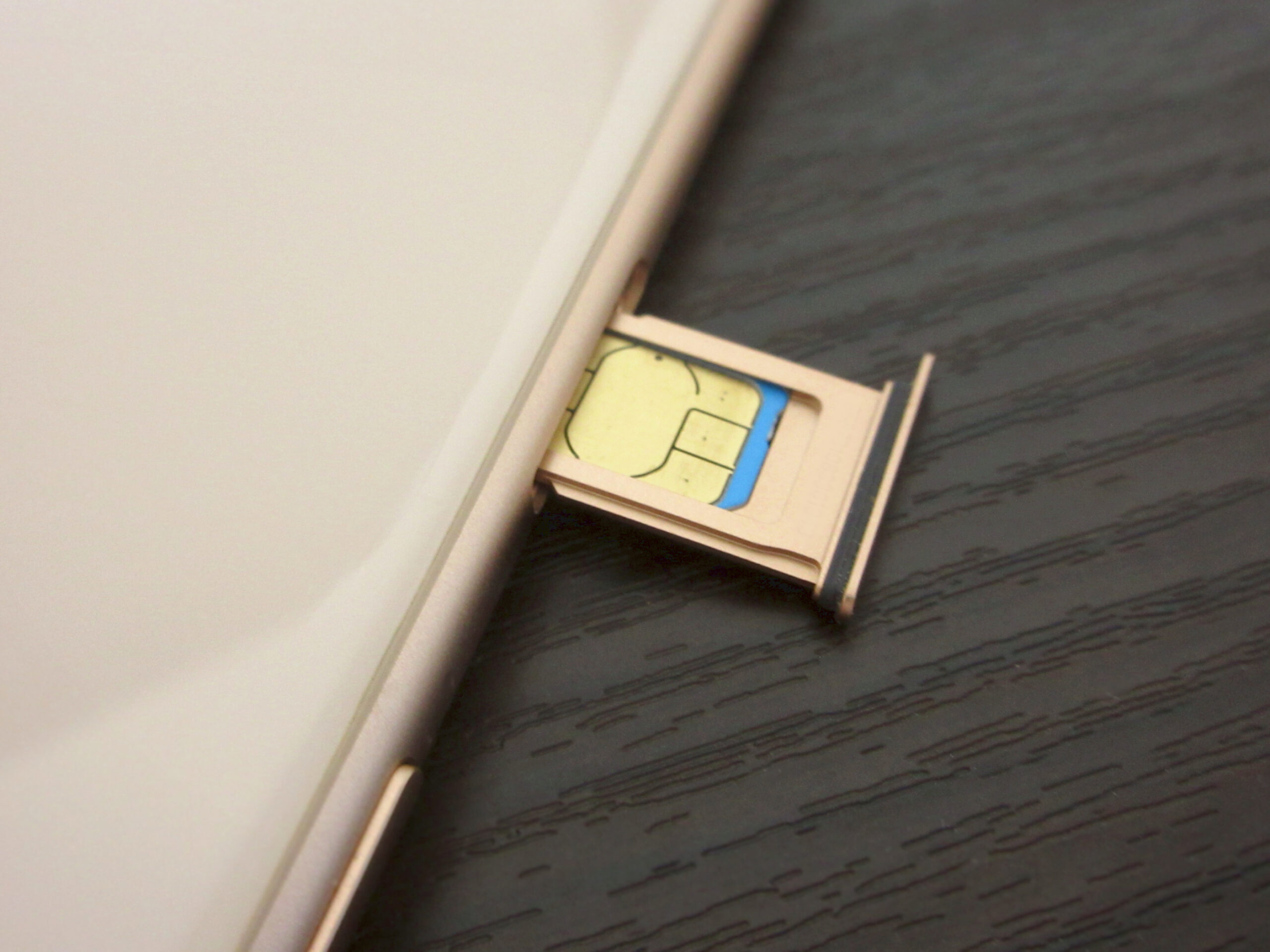 トレイに装着されたSIMカード