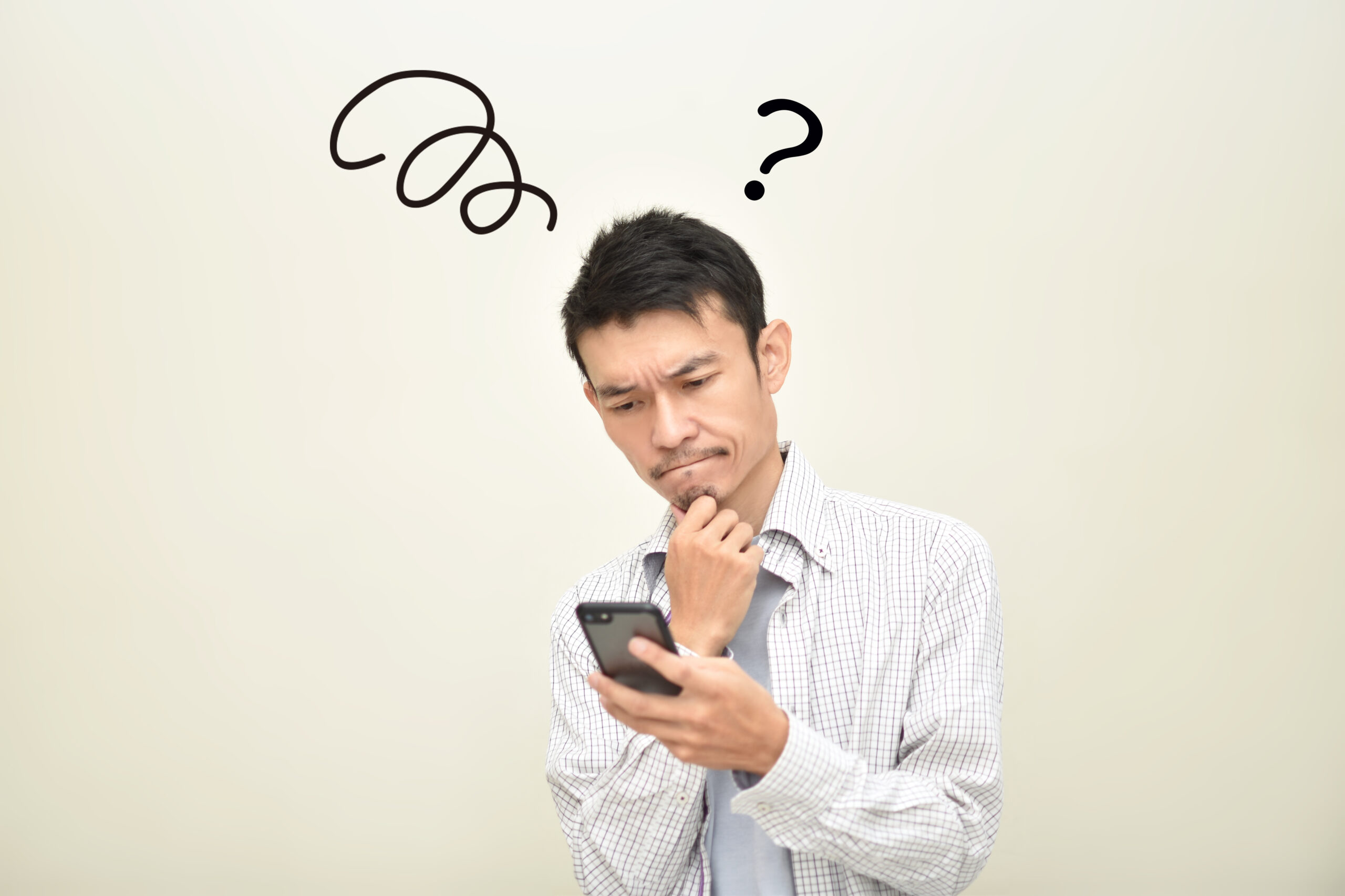 スマホを見て困っている男性