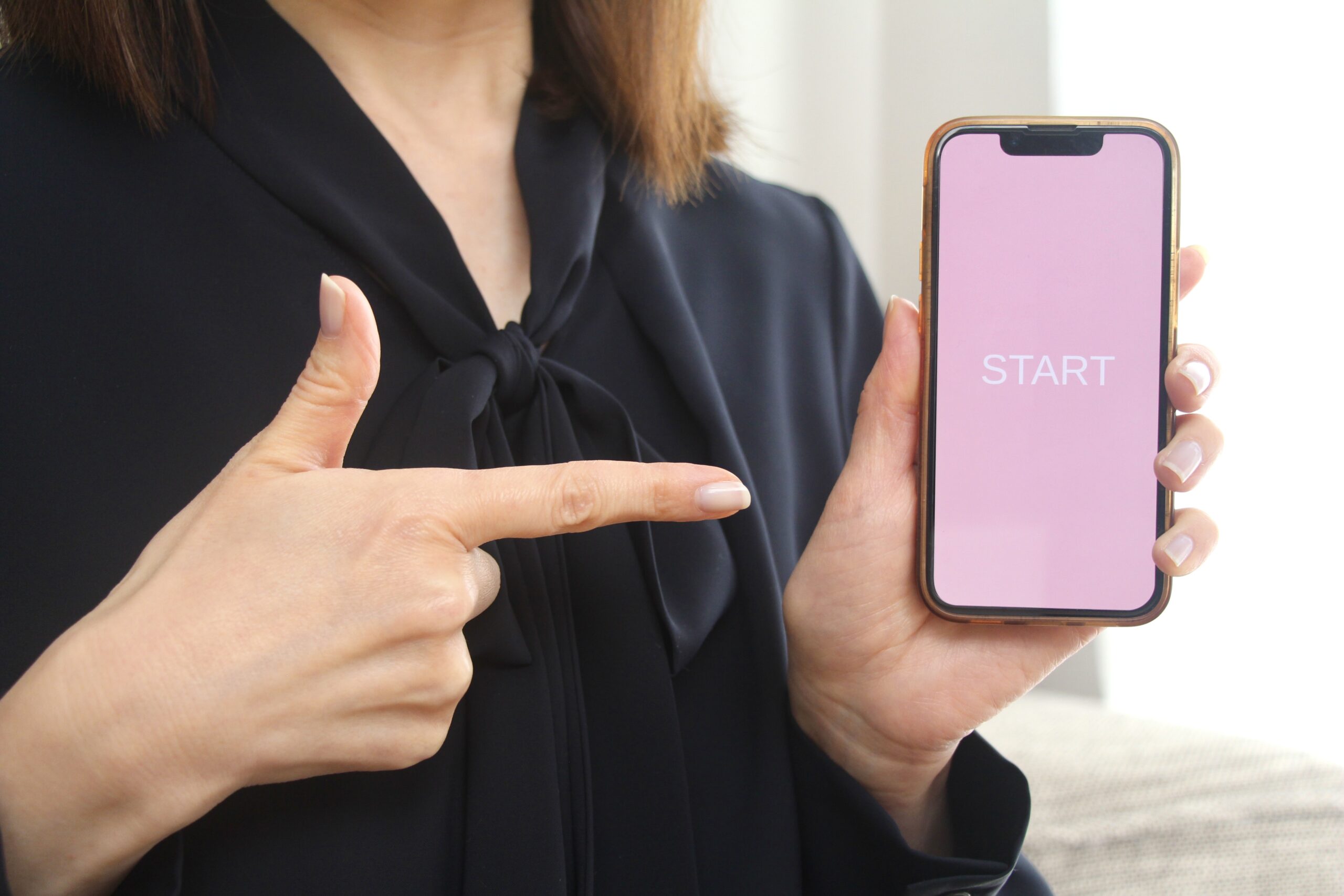 スマホを持つ女性の手