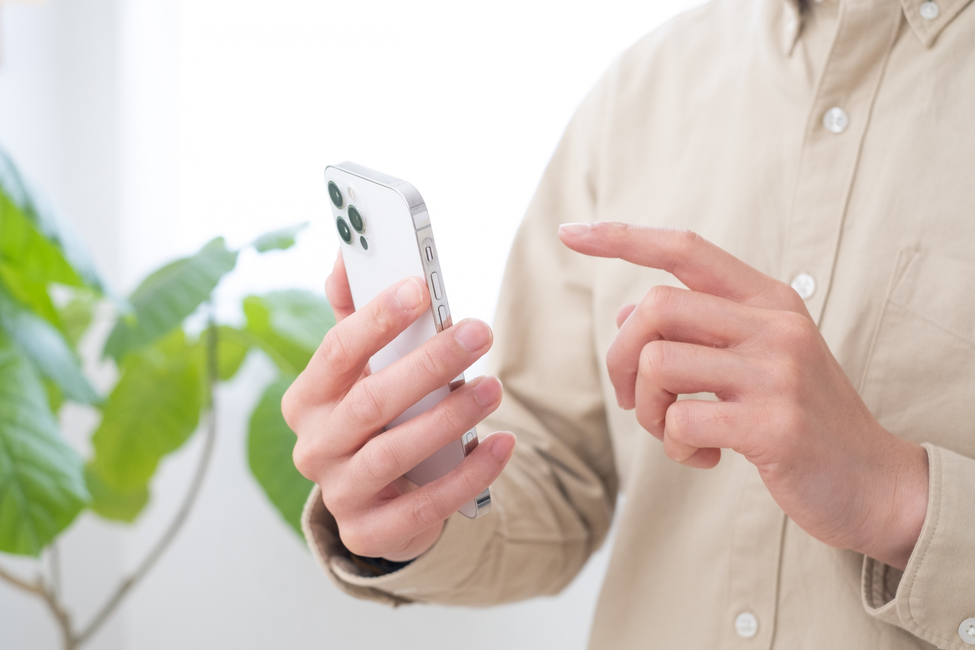 スマホを操作する男性