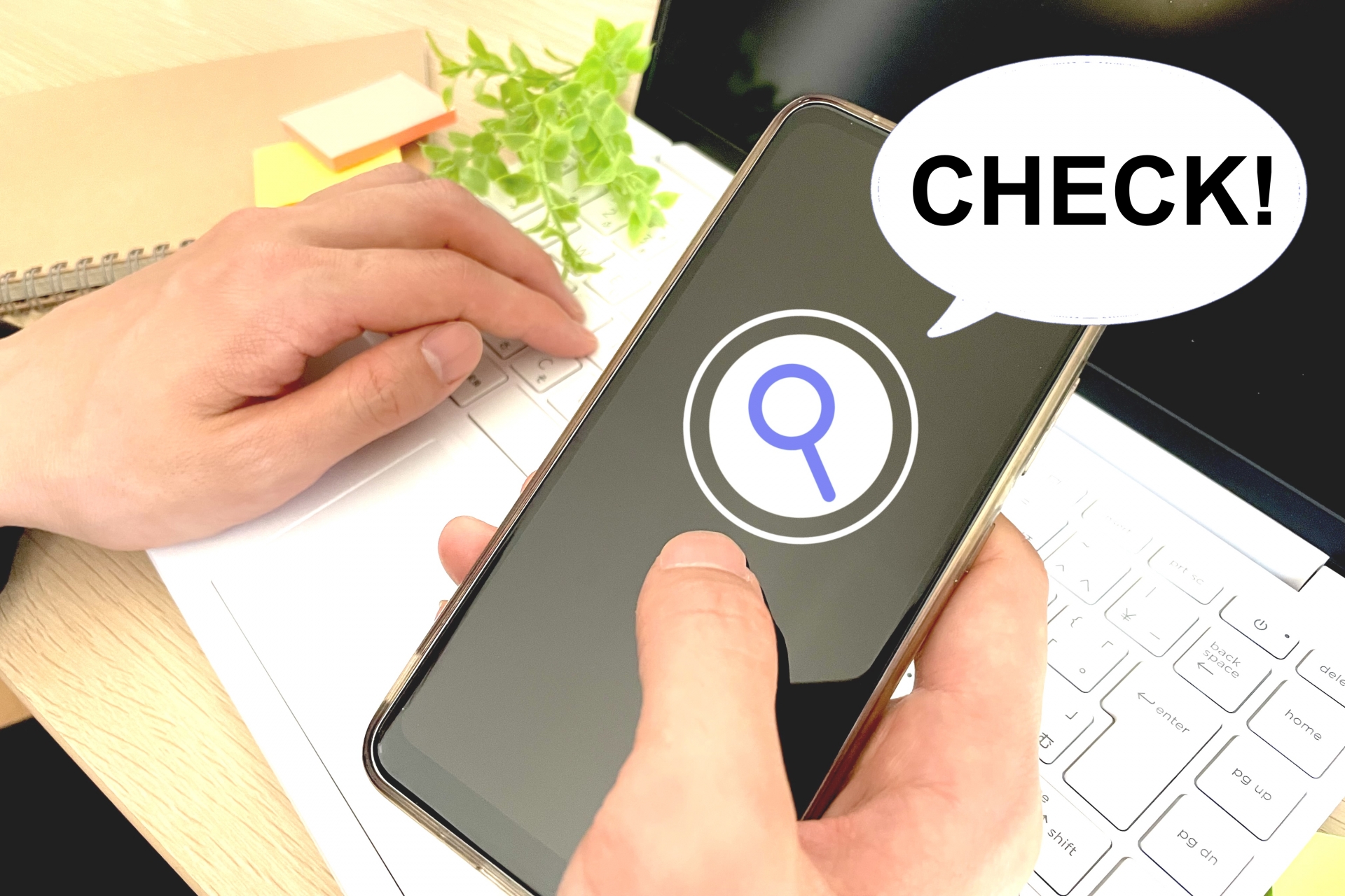 スマホでチェックする人の手元
