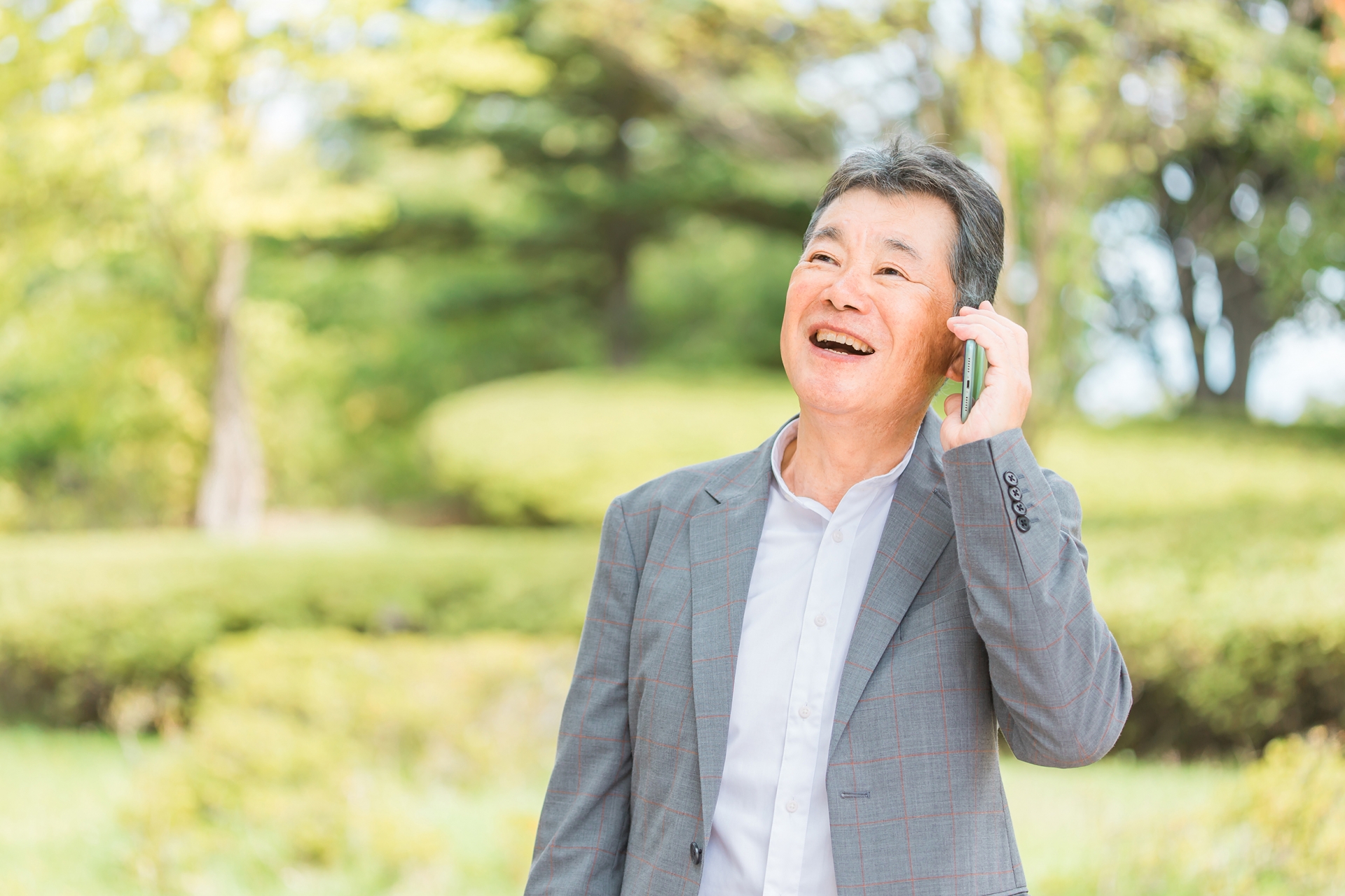 通話する笑顔の高齢者男性