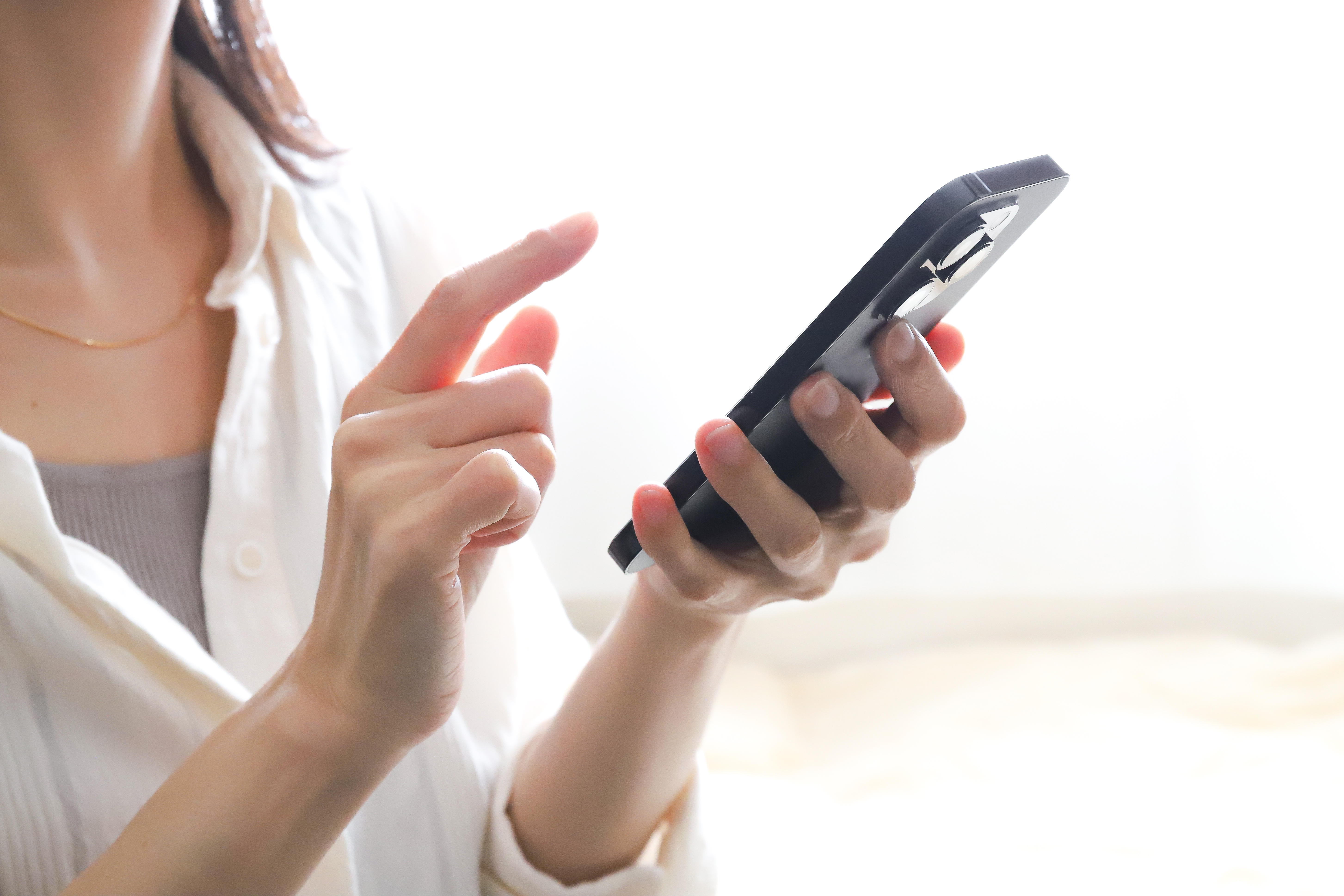 スマホを使う女性