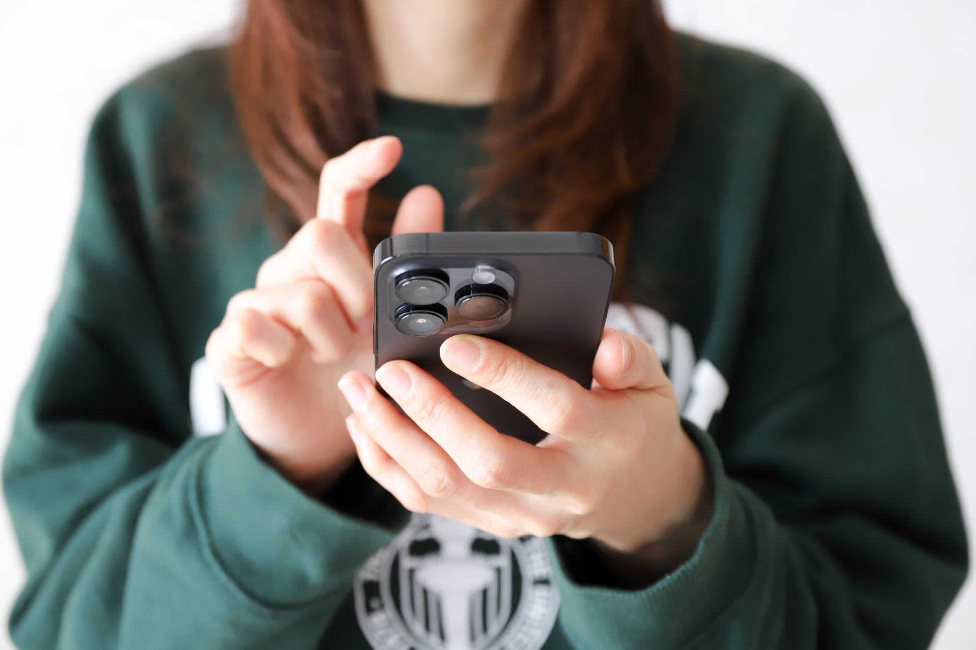 スマートフォンを使う女性の手元