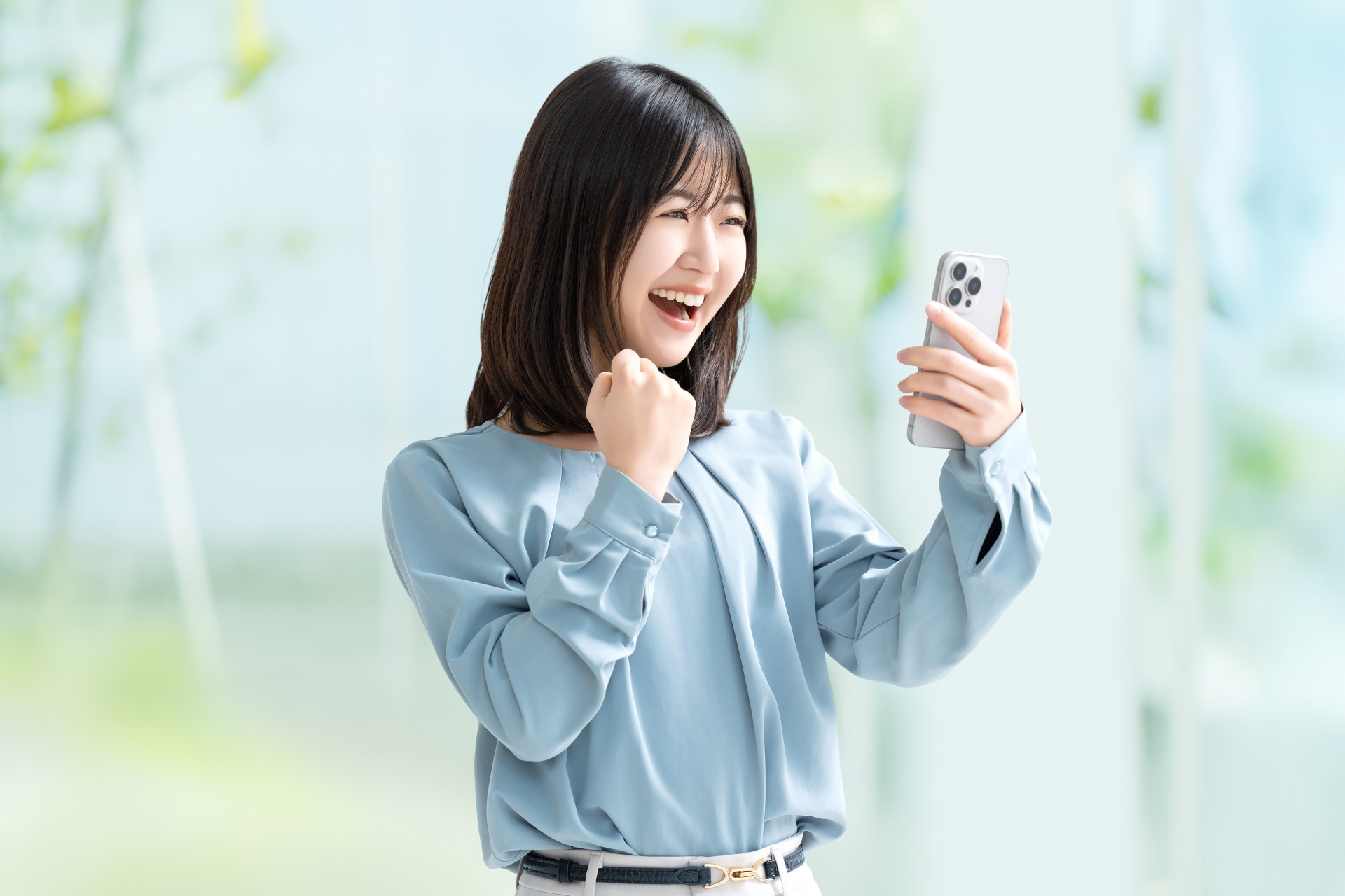 スマホを見て喜ぶ女性