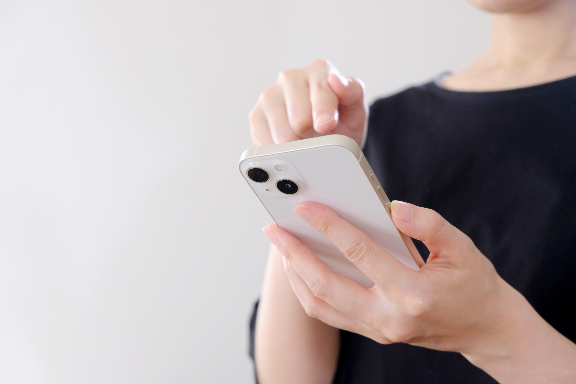 スマートフォンを操作する女性の手元