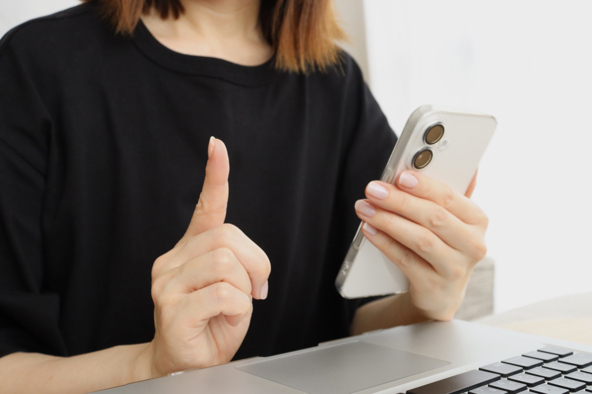 スマホを持つ女性