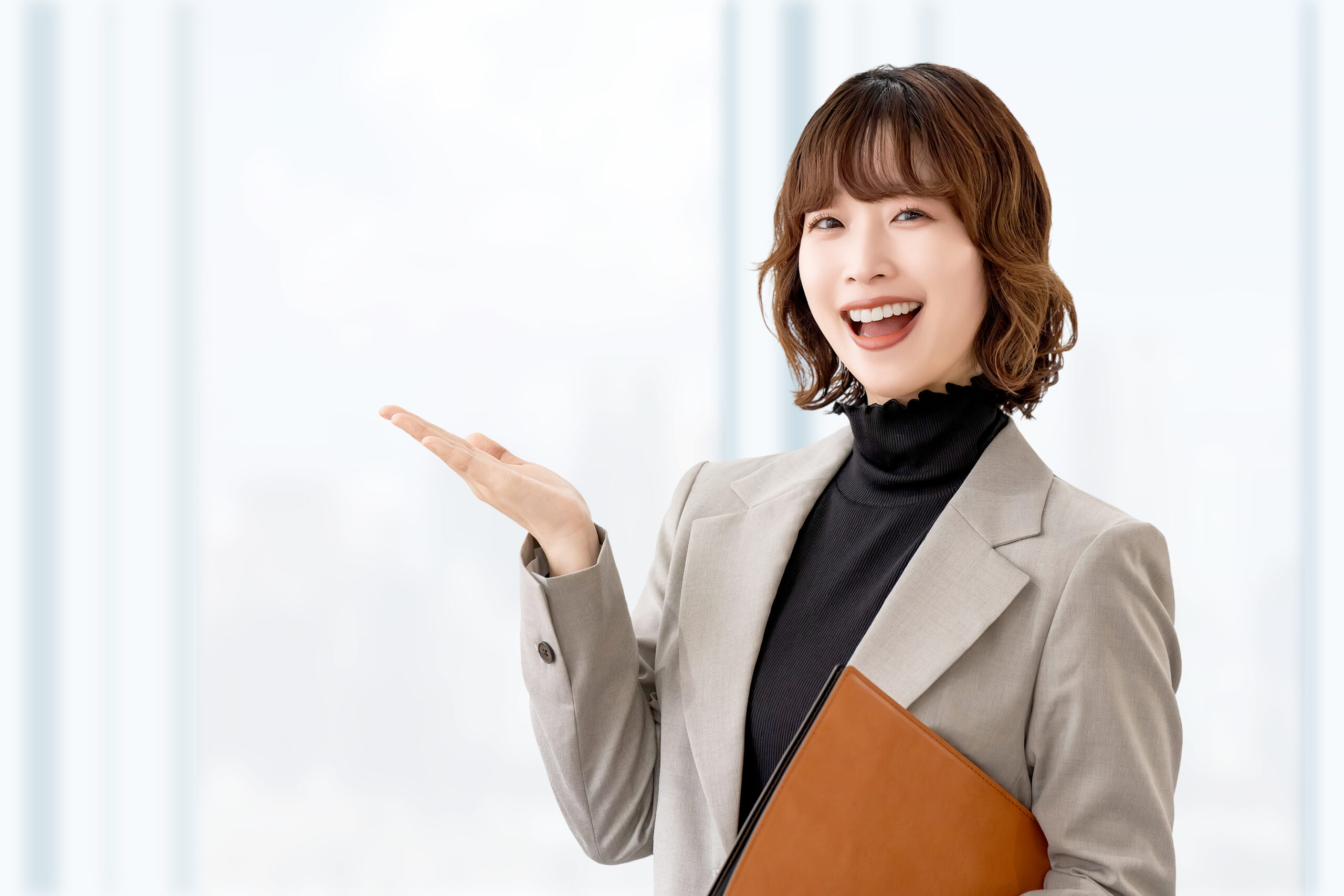 手で案内をする女性