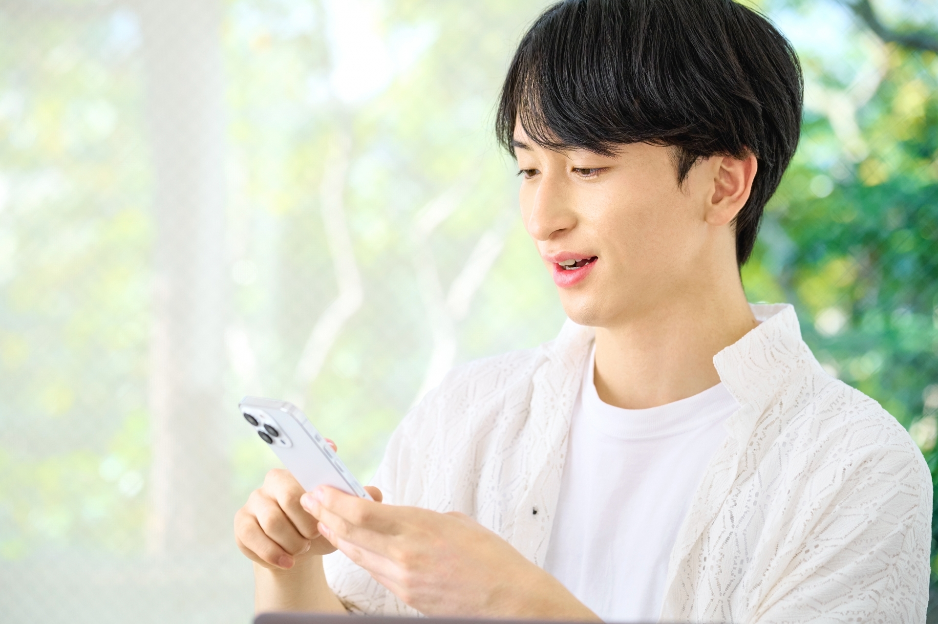 スマホを使う若い男性