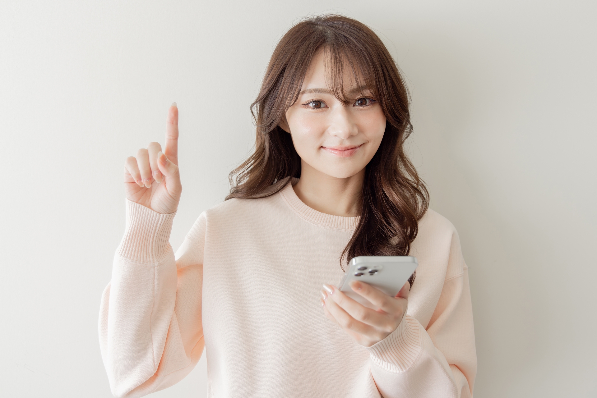 スマートフォンで検索する可愛い女性