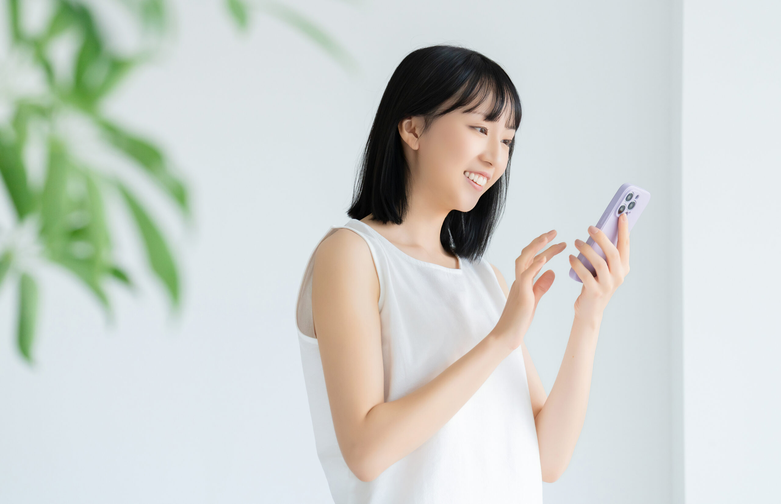 リビングでスマホを使う女性