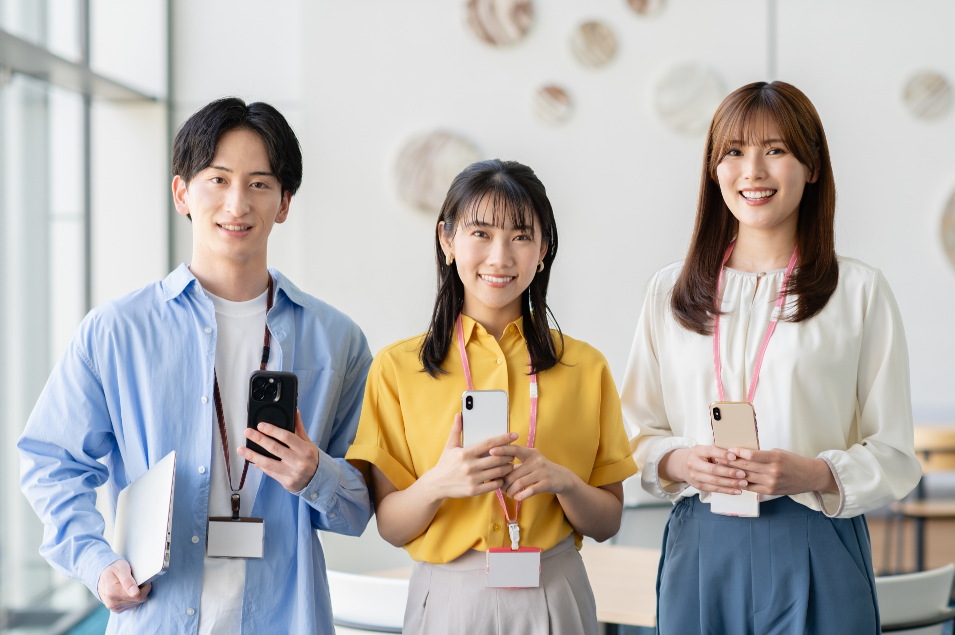 スマートフォンを使う若いビジネスパーソン