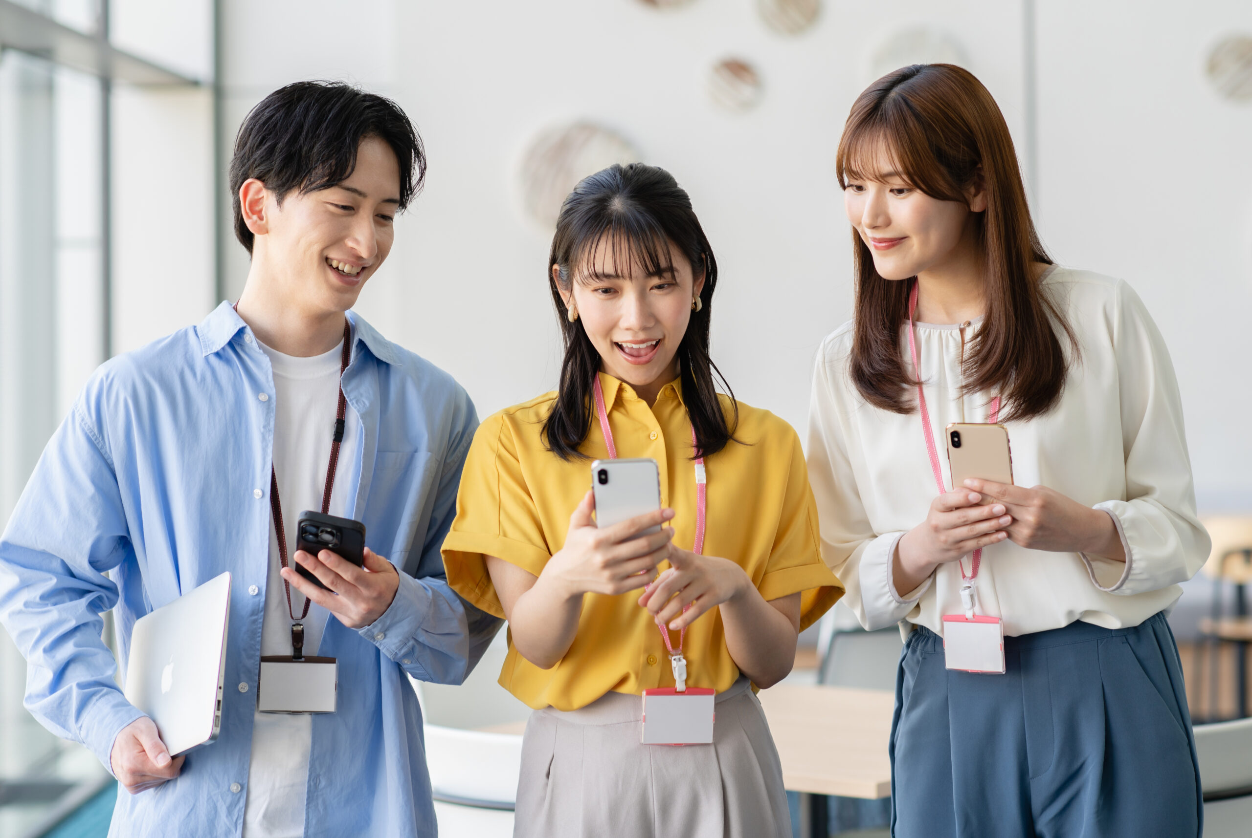 スマートフォンを使う若いビジネスパーソン