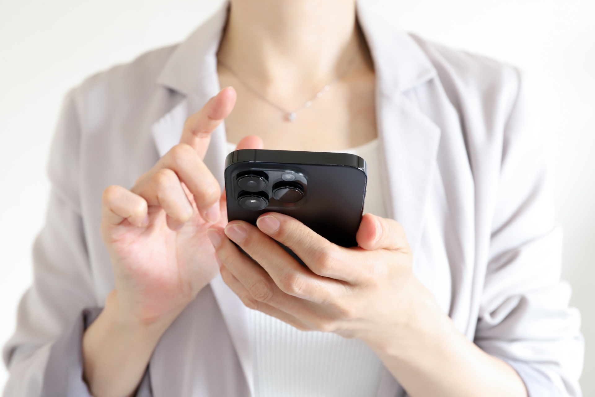 スマートフォンを使うビジネスウーマン