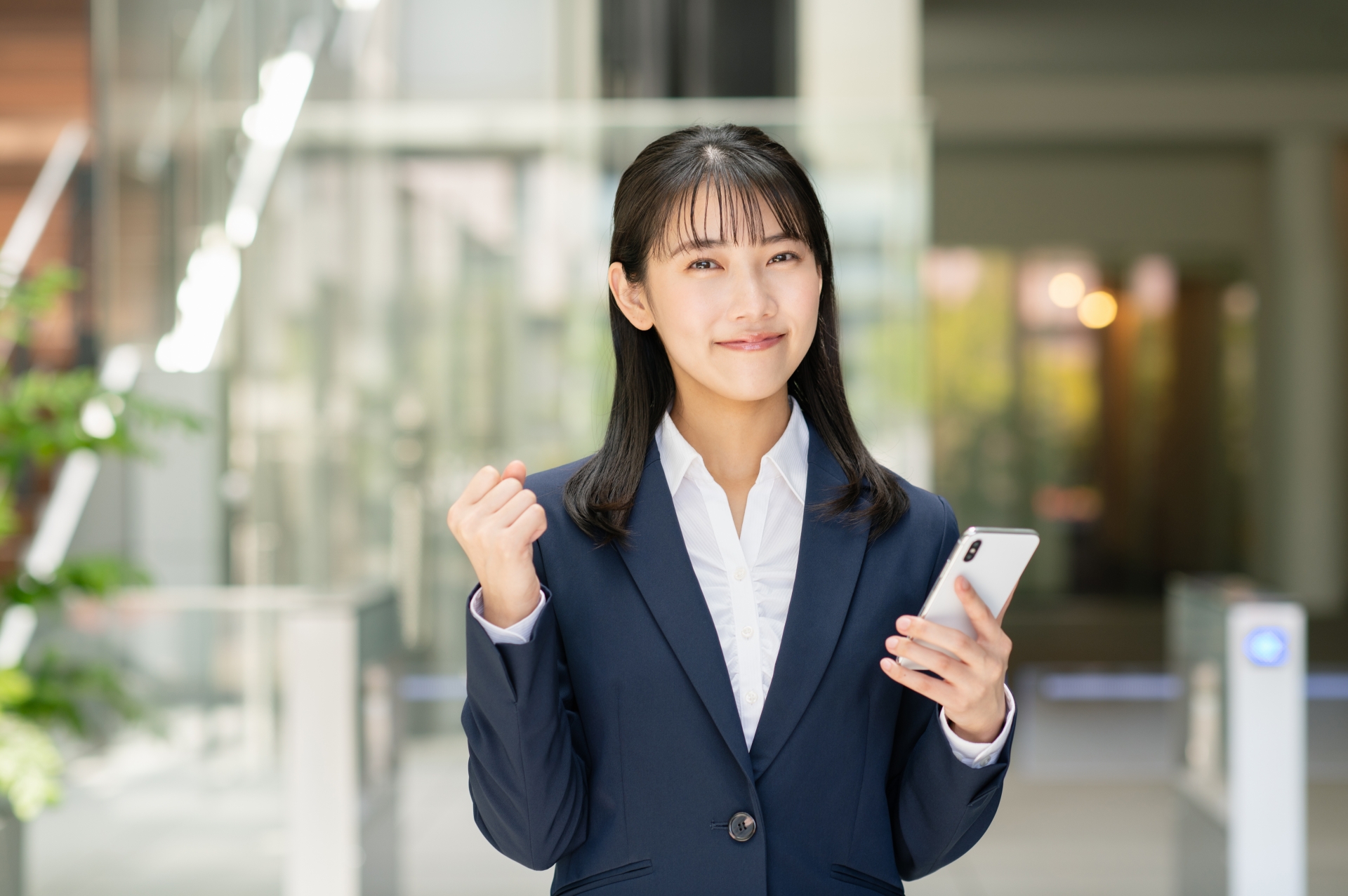 スマートフォンを使う若いビジネスウーマン