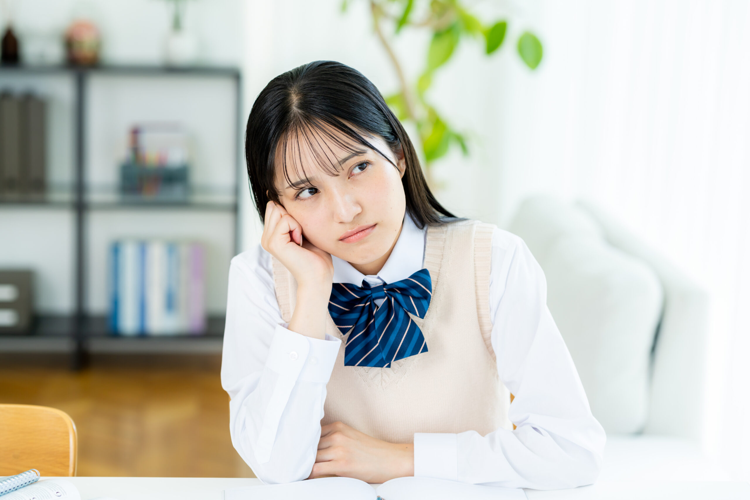 自宅で勉強中に悩む女子高生