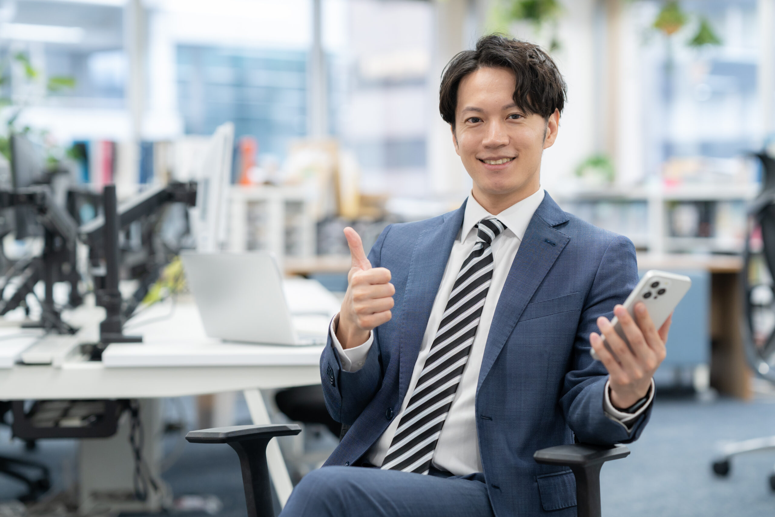 オフィスで仕事をする若いビジネスマン