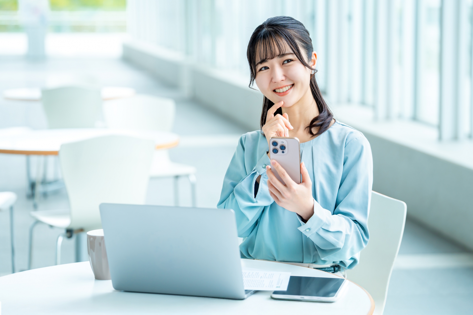 スマホを見て考えごとをする女性