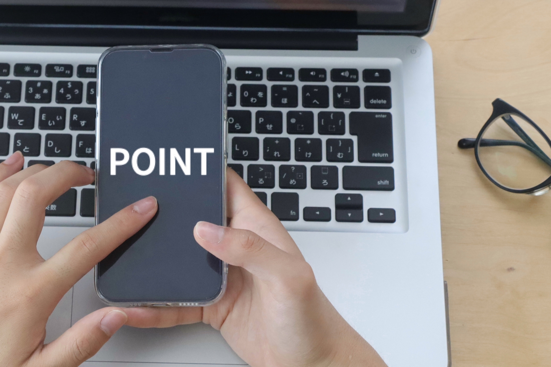 スマホを持つ男性　POINTイメージ