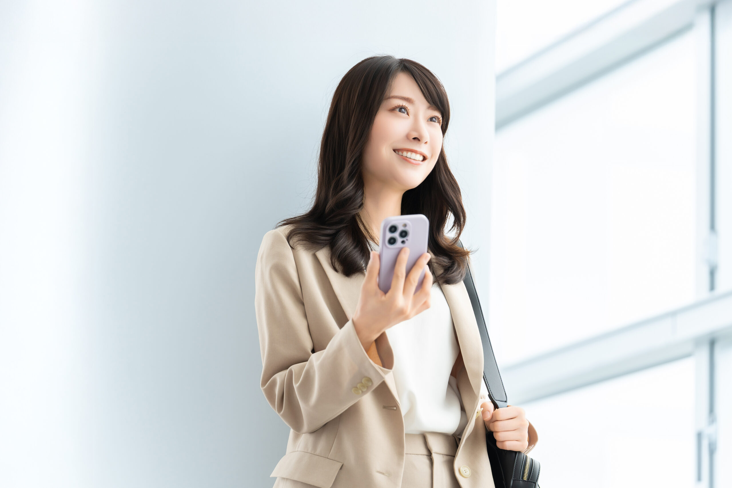 スマホを持つ笑顔の女性