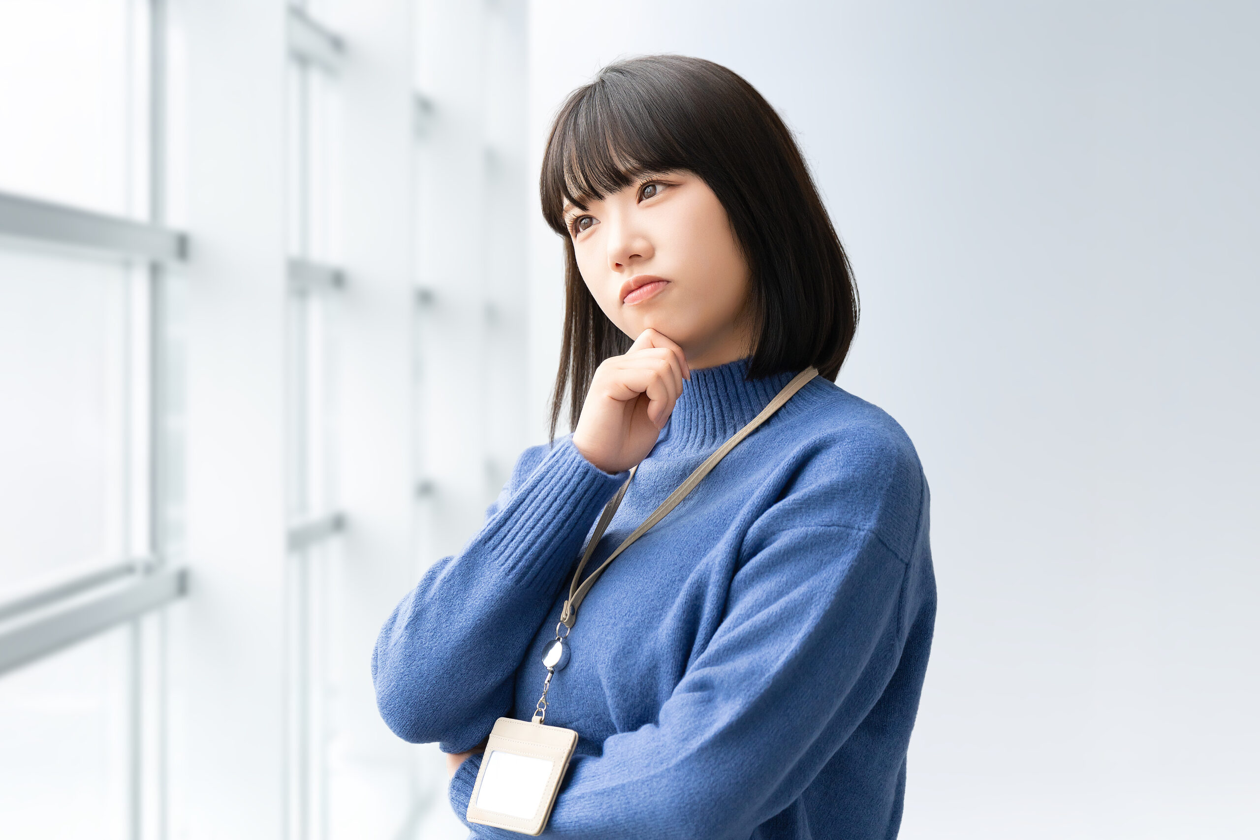 考えごとをする女性