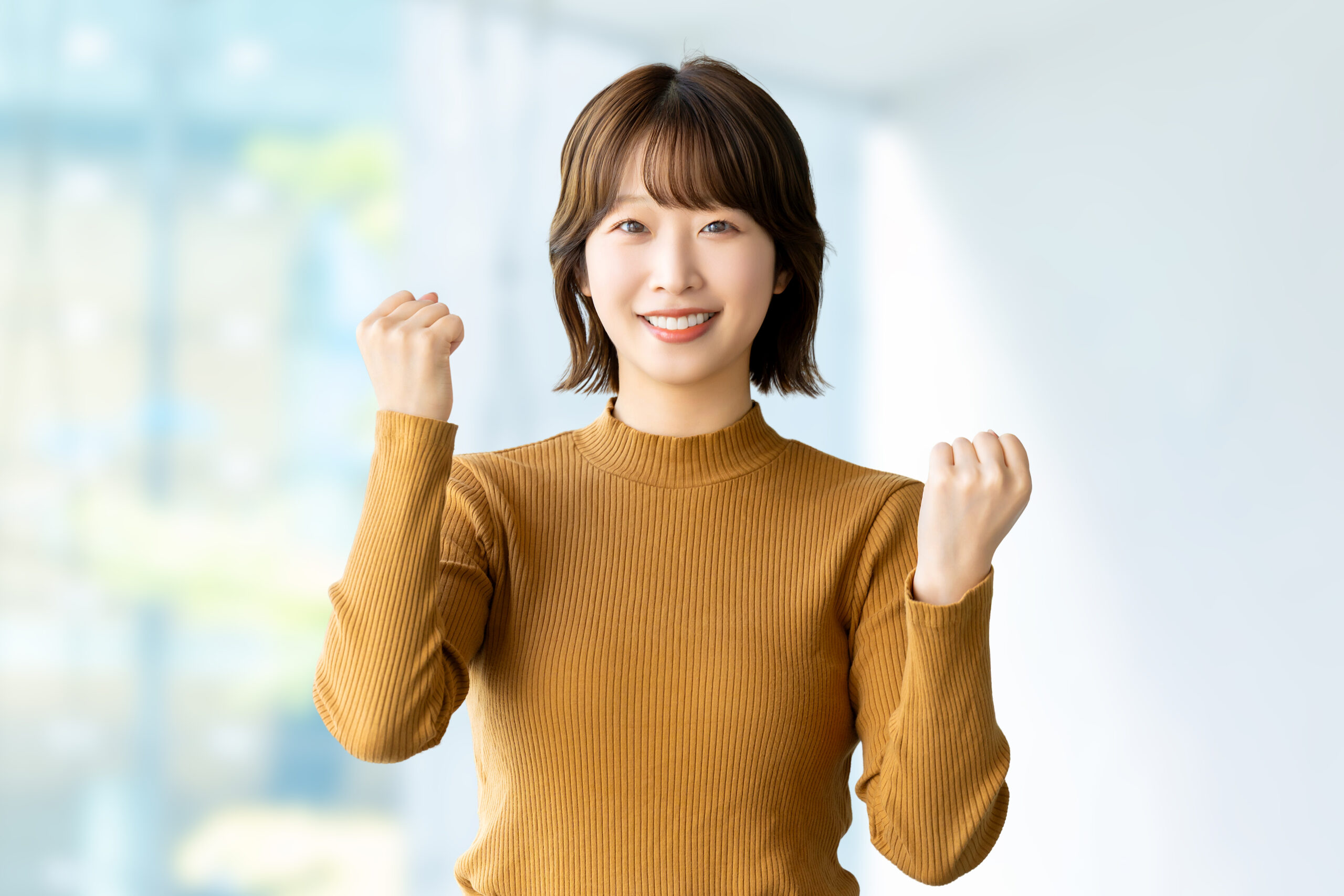 ガッツポーズをする女性