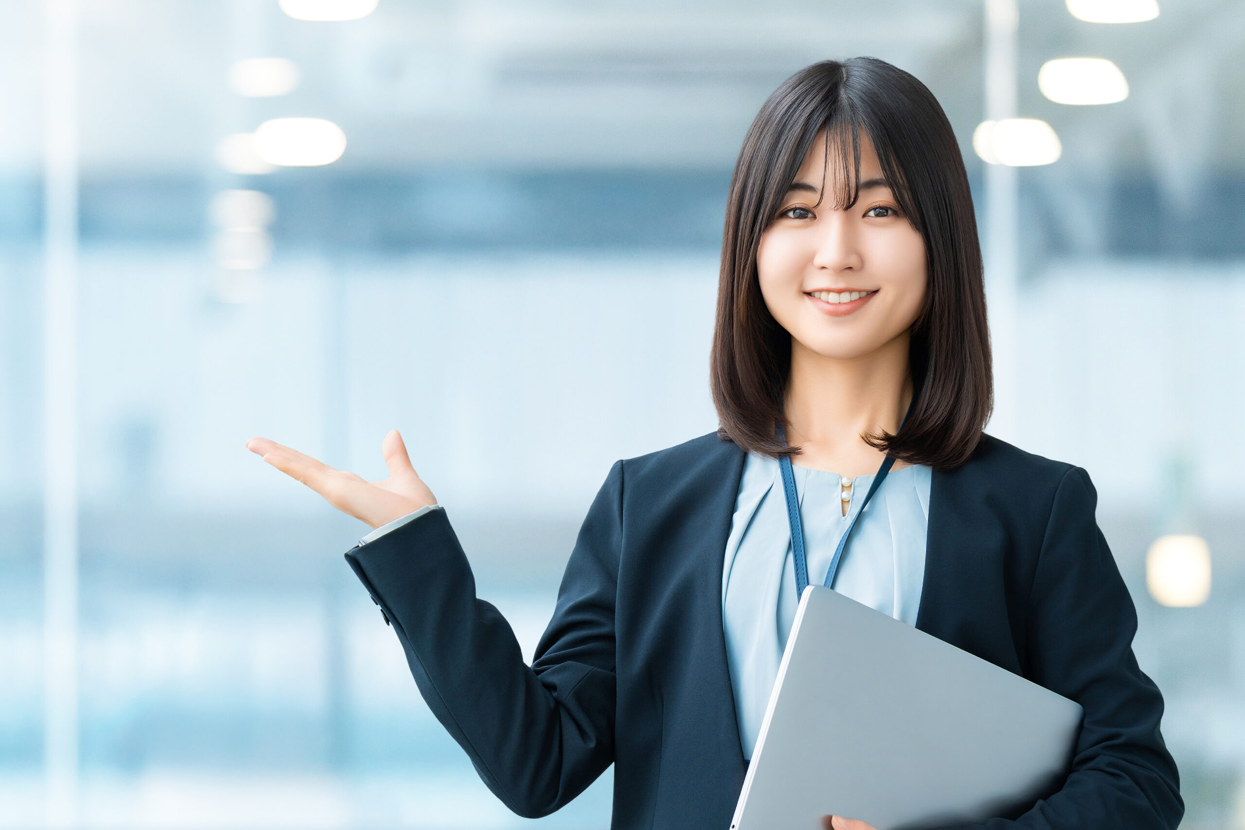 手で案内をする女性