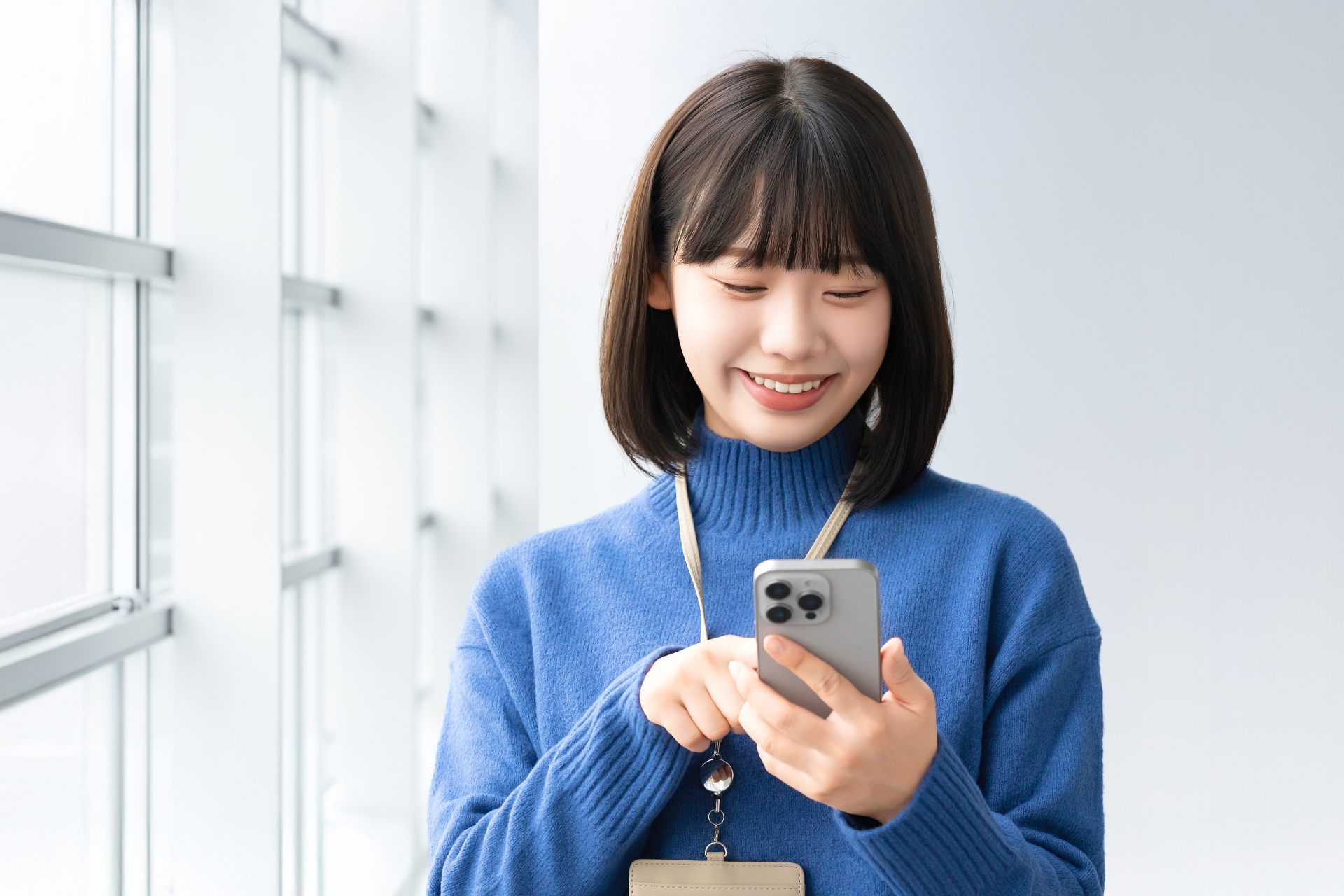 スマホを使う笑顔の女性